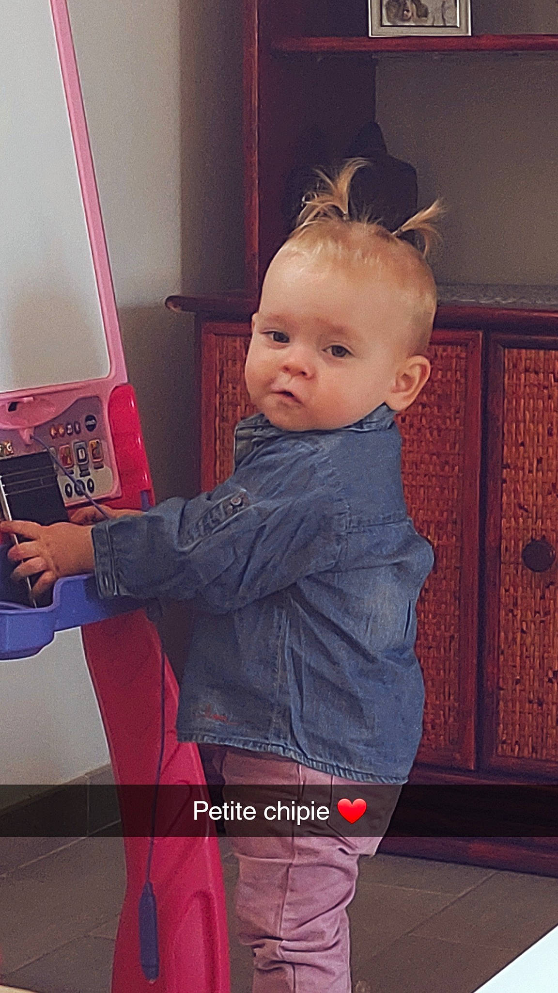 Inaya participe au concours pour gagner de l'argent avec cette photo : baby, baby_toddler_clothing, box, child, electric_blue, fashion_accessory, flooring, magenta, pattern, person, photo_caption, product, room, sitting, sleeve, standing, t_shirt, toddler