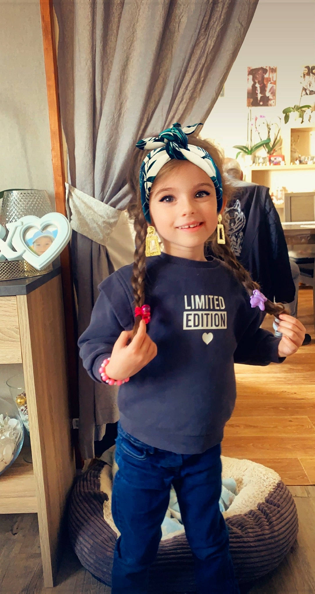 Tessa participe au concours pour gagner de l'argent avec cette photo : black_hair, child, cool, ear, electric_blue, event, eyewear, fashion_accessory, fashion_design, fun, gesture, happy, headband, headpiece, headwear, jewellery, joy, necklace, person, sleeve