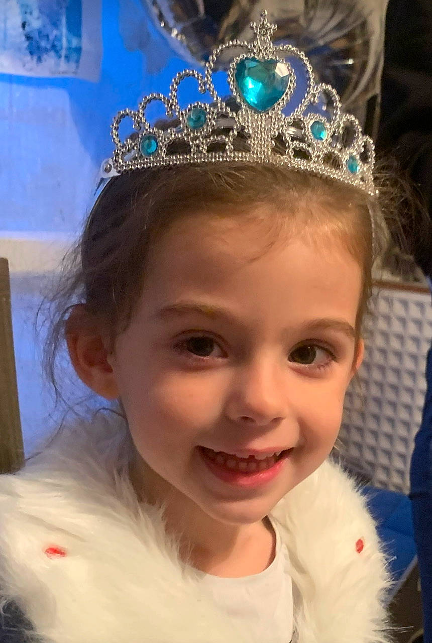 Tessa participe au concours pour gagner de l'argent avec cette photo : blue, bridal_accessory, chin, cool, ear, eye, eyebrow, forehead, hair, hairstyle, happy, headband, headgear, headpiece, human, iris, joy, person, skin, smile