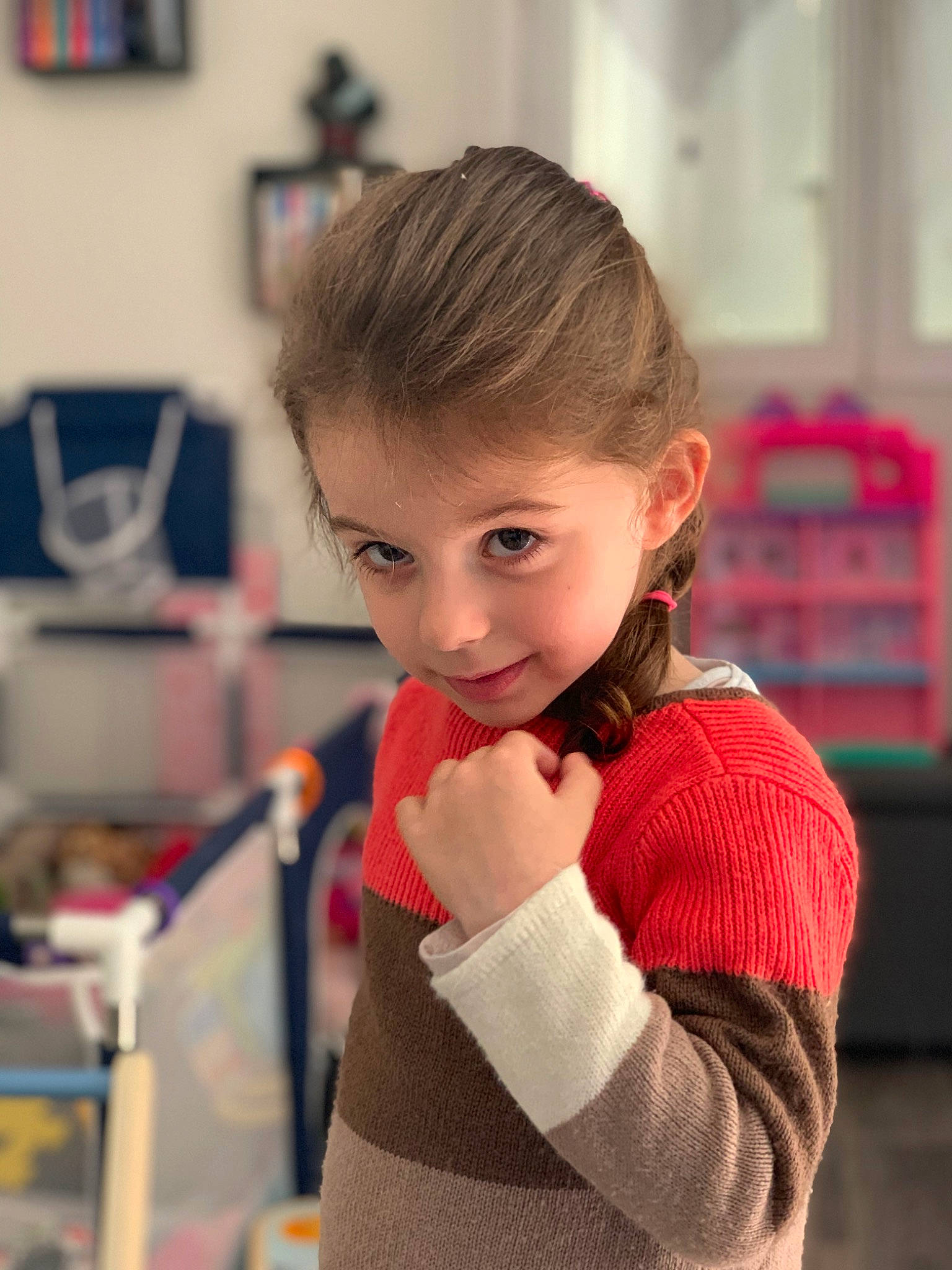 Tessa participe au concours pour gagner de l'argent avec cette photo : arm, child, child_model, electric_blue, engineering, fashion_design, fun, hairstyle, happy, pattern, person, portrait_photography, room, shoulder, sitting, sleeve, smile, sportswear, street_fashion, t_shirt