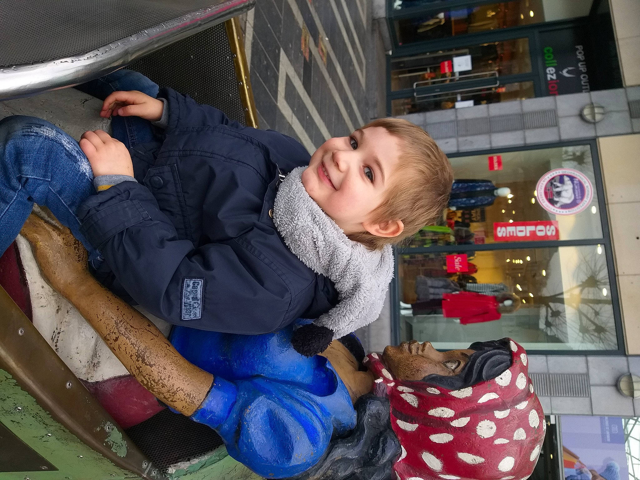 Mael a rejoint le concours — aidez-le/la à gagner de superbes lots ! auto_part, automotive_exterior, child, city, comfort, electric_blue, event, fun, happy, holiday, joy, lap, leisure, motor_vehicle, person, recreation, sitting, smile, t_shirt, toddler