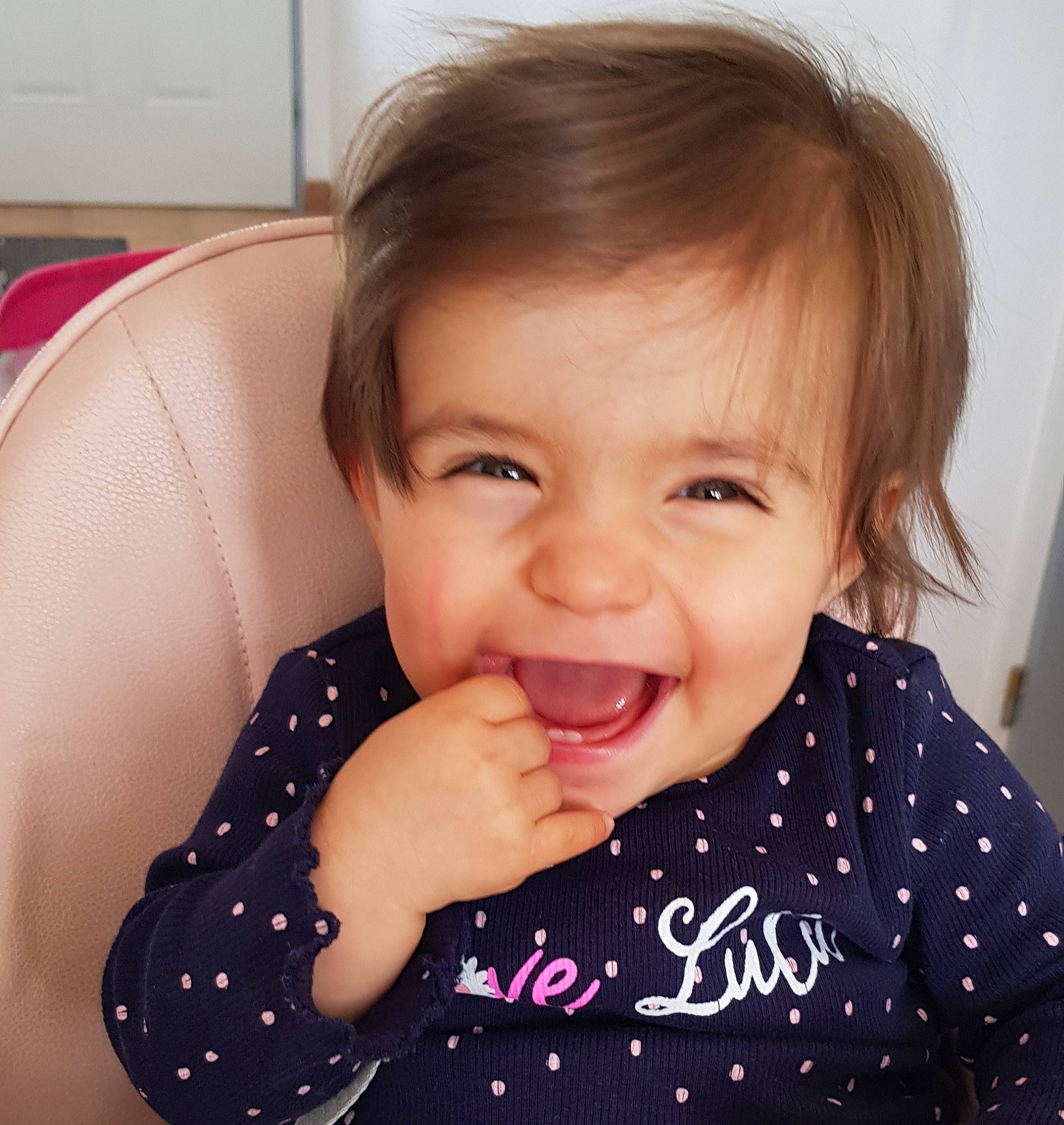 Lina a rejoint le concours — aidez-le/la à gagner de superbes lots ! arm, baby_toddler_clothing, cheek, ear, eyebrow, eyelash, finger, gesture, hairstyle, happy, iris, jaw, joy, lip, mouth, neck, nose, person, skin, sleeve