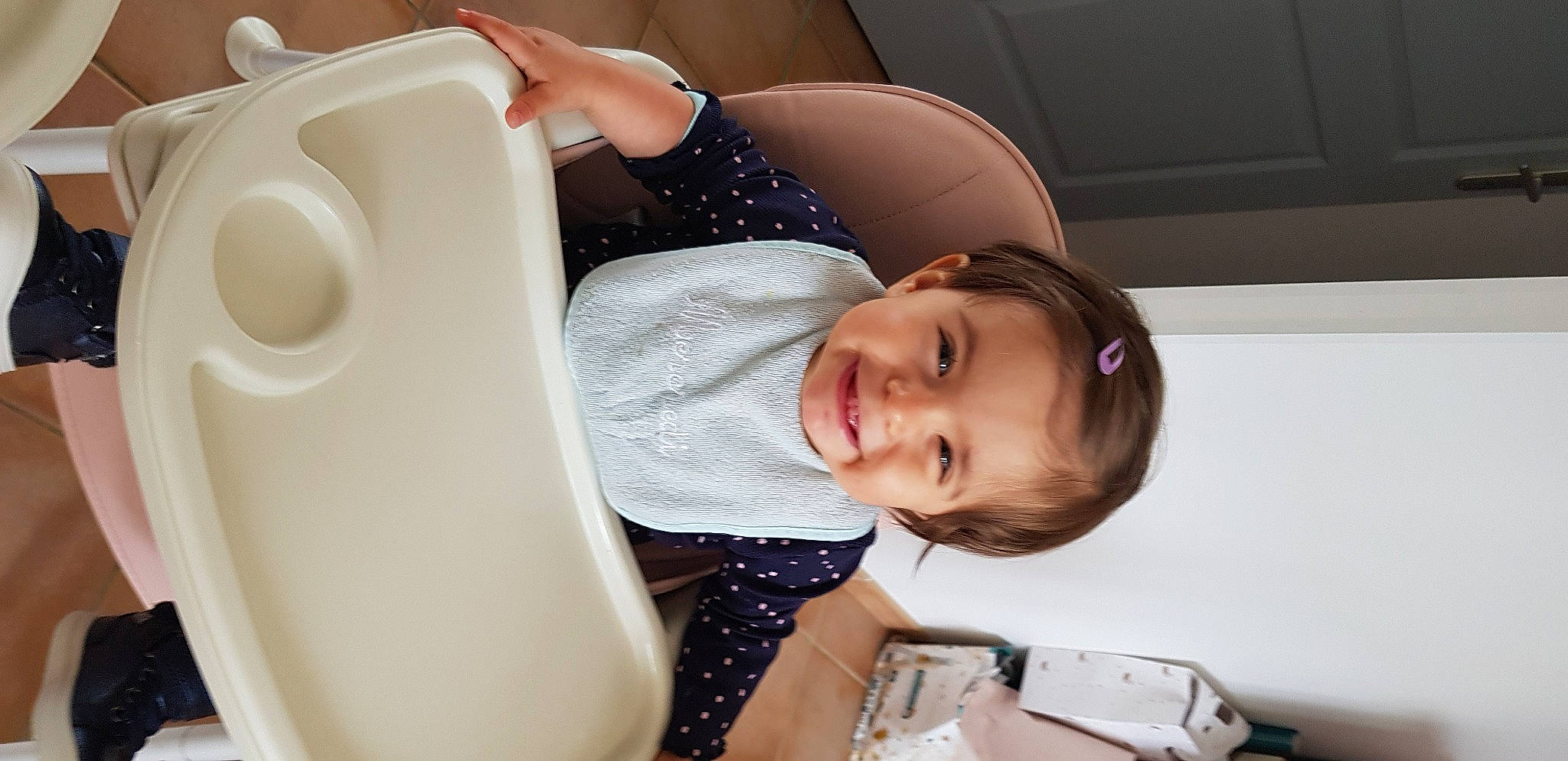 Lina participe au concours pour gagner de l'argent avec cette photo : baby, baby_products, baby_toddler_clothing, car_seat, child, comfort, cup, drinkware, fun, happy, household_supply, joy, mammal, person, photography, plastic, room, serveware, sitting, smile