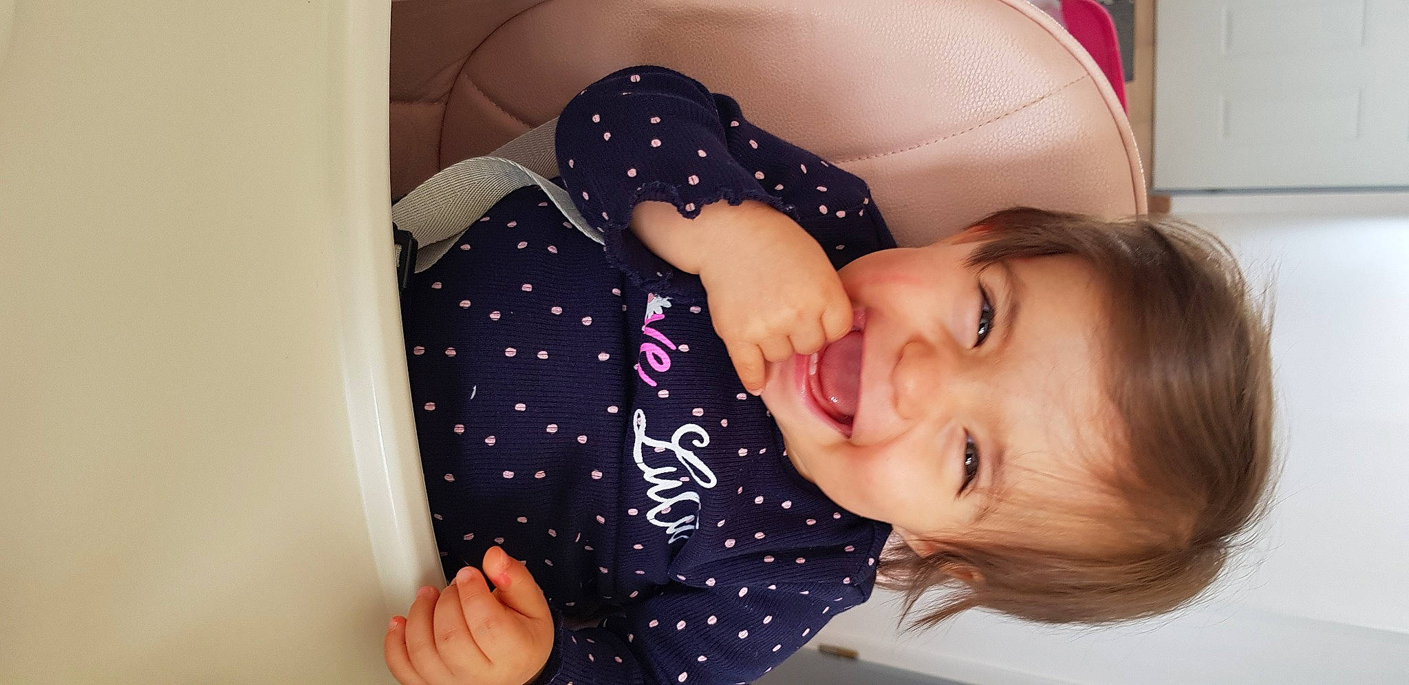Lina a rejoint le concours — aidez-le/la à gagner de superbes lots ! baby_toddler_clothing, cheek, comfort, dress, eyelash, facial_expression, finger, gesture, hairstyle, happy, joy, lip, mouth, neck, nose, pattern, person, product, skin, sleeve