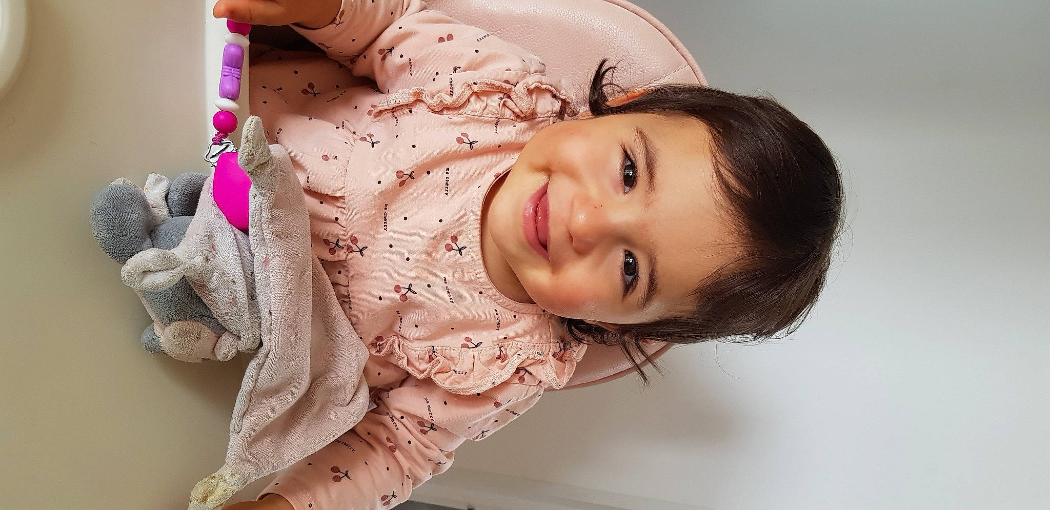 Louise a rejoint le concours — aidez-le/la à gagner de superbes lots ! black_hair, cheek, dress, eye, eyelash, face, flash_photography, hair, happy, human_body, iris, joy, lip, mouth, neck, nose, person, pink, shoulder, skin