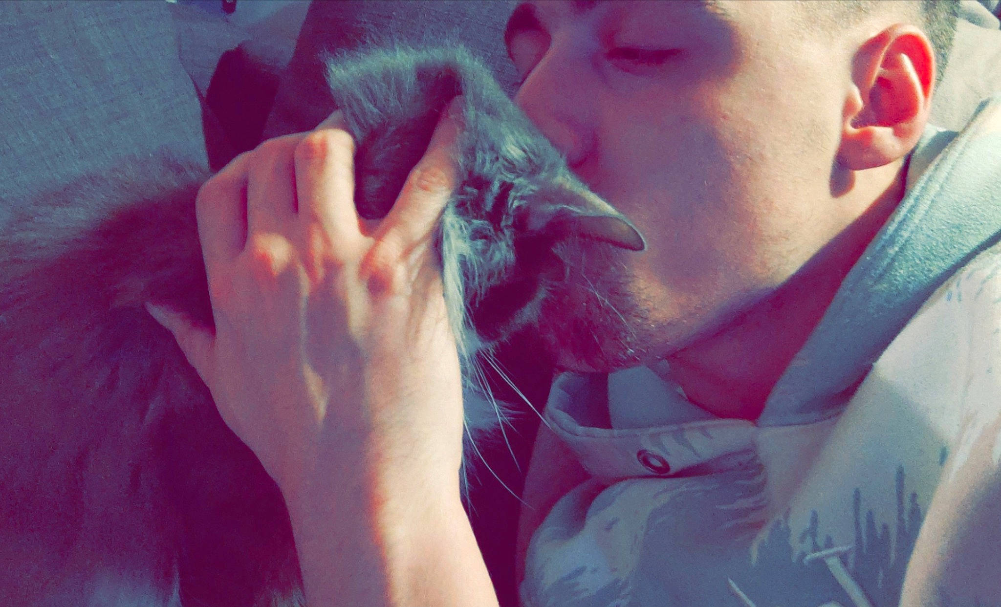 Chipie participe au concours pour gagner de l'argent avec cette photo : beard, cool, dress_shirt, electric_blue, eyebrow, eyelash, eyewear, finger, gesture, happy, jaw, lip, long_hair, nail, neck, pink, shoulder, skin, street_fashion, vision_care