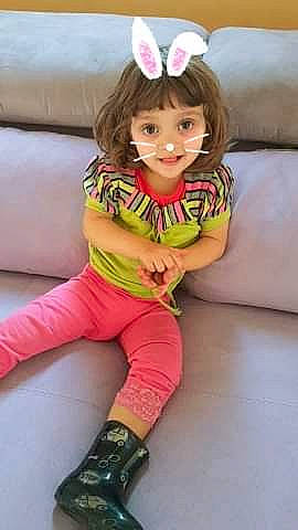 Leïla a rejoint le concours — aidez-le/la à gagner de superbes lots ! arm, brown_hair, cheek, child, child_model, footwear, leg, person, pink, play, sleeve, smile, sportswear, thigh, toddler