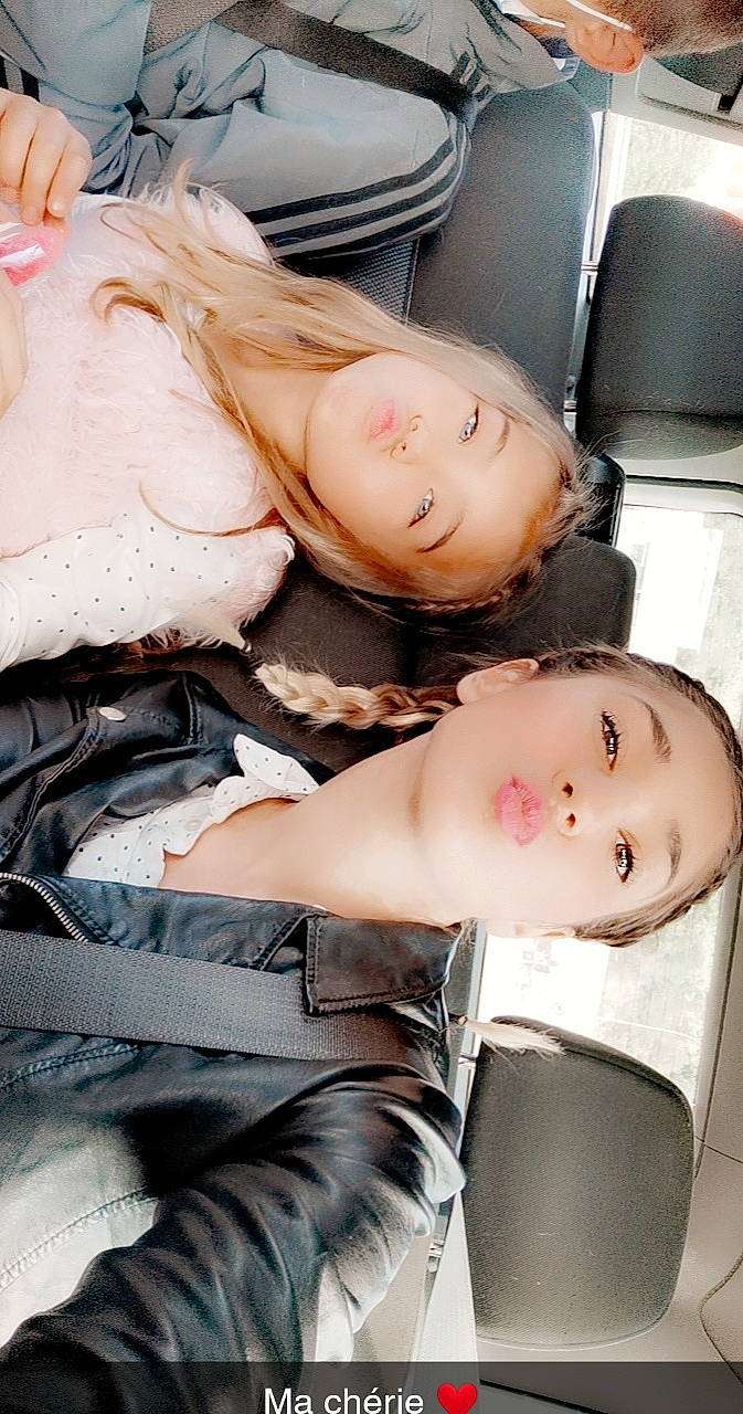 Julia a rejoint le concours — aidez-le/la à gagner de superbes lots ! blond, child, person