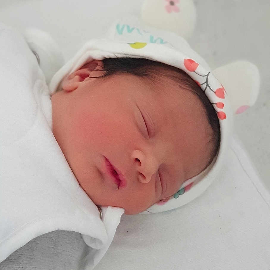 Maysân participe au concours pour gagner de l'argent avec cette photo : architecture, baby, bed, bonnet, building, clothing, cradle, crib, face, furniture, glove, hat, head, hospital, infantbed, newborn, person, photography, portrait, sleeping