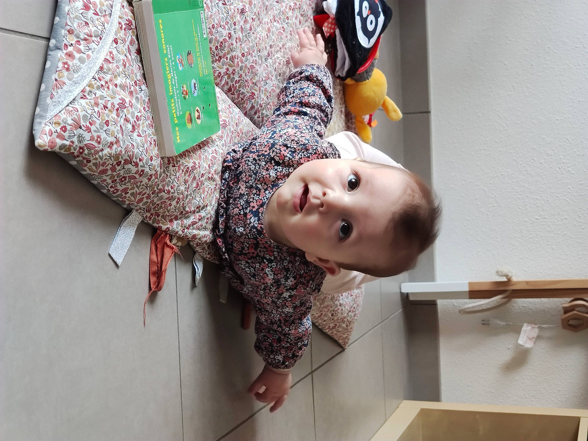 Clémentine a rejoint le concours — aidez-le/la à gagner de superbes lots ! baby, baby_toddler_clothing, child, fashion_design, flooring, fun, happy, pattern, person, room, sleeve, street_fashion, t_shirt, toddler, visual_arts, wood