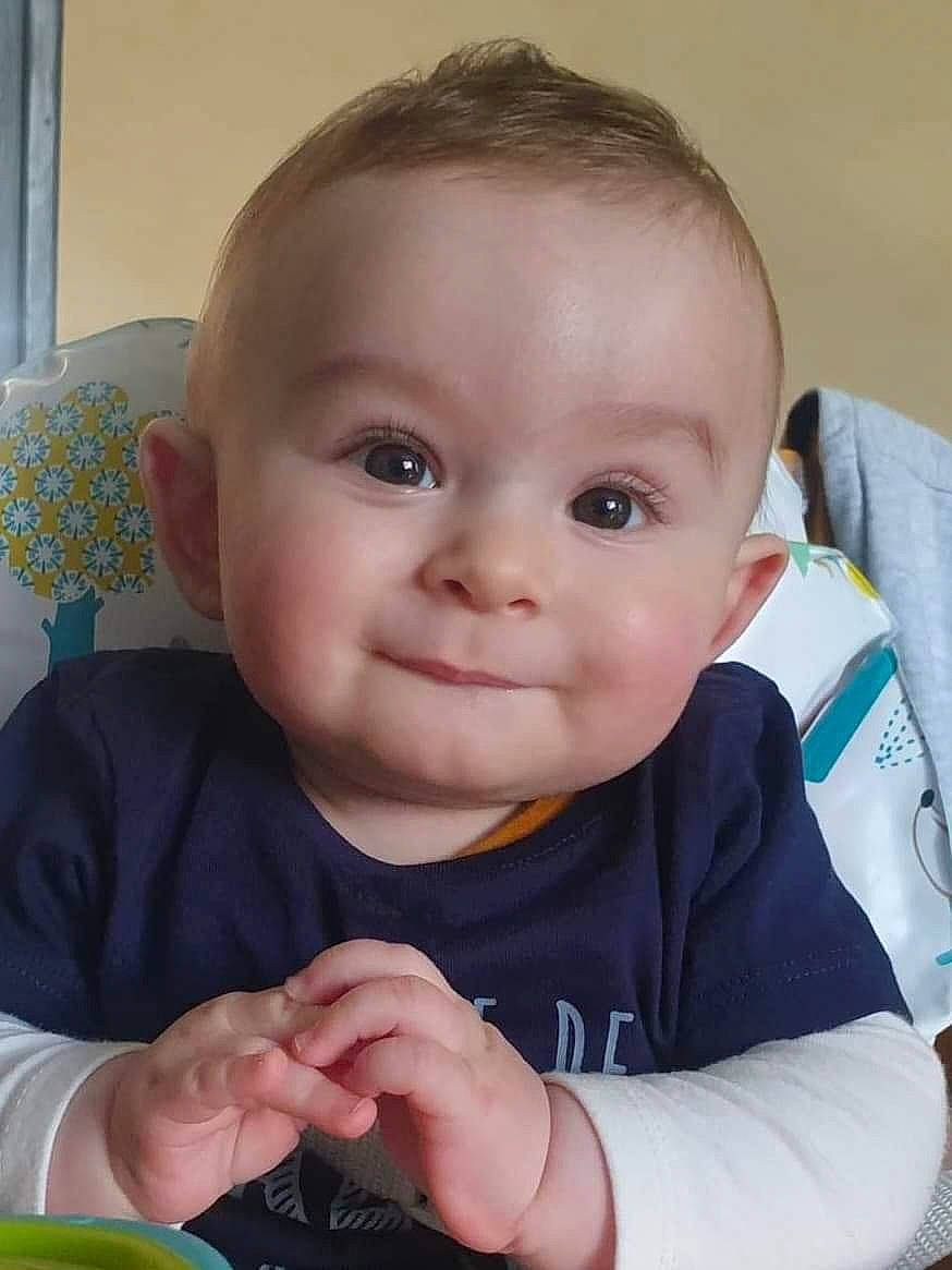 Gabin participe au concours pour gagner de l'argent avec cette photo : arm, baby, baby_toddler_clothing, cheek, chin, ear, eye, eyebrow, eyelash, finger, gesture, iris, joy, lip, mouth, nose, person, skin, sleeve, smile