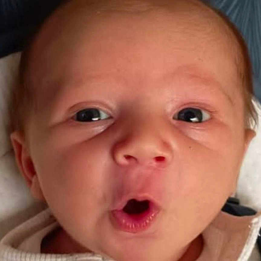 Gabin participe au concours pour gagner de l'argent avec cette photo : baby, bodypart, face, happy, head, mouth, neck, newborn, person, photography, portrait, yawning