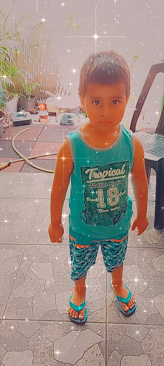 Erwan a rejoint le concours — aidez-le/la à gagner de superbes lots ! child, cool, green, person, play, smile, standing, t_shirt, toddler, vacation