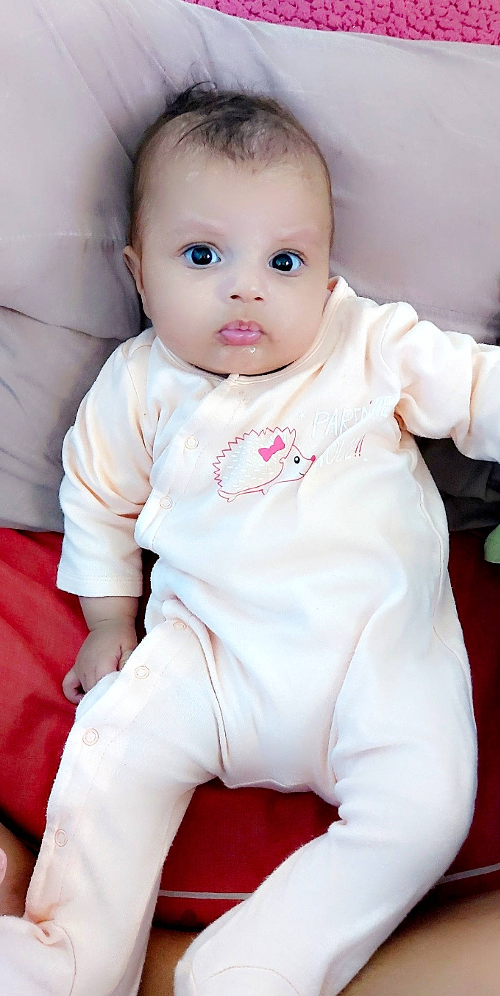 Naëlya a rejoint le concours — aidez-le/la à gagner de superbes lots ! baby, baby_toddler_clothing, cheek, child, collar, comfort, eye, eyebrow, finger, flooring, happy, iris, lip, no_expression, person, pink, portrait_photography, sitting, skin, sleeve