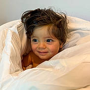 Aaron a rejoint le concours — aidez-le/la à gagner de superbes lots ! toddler, child, blanket, white, smile, face, hair, blue_eyes, skin, indoors, portrait, cute, cozy, expression, baby, young_child, comfort, warmth, wrapped, soft