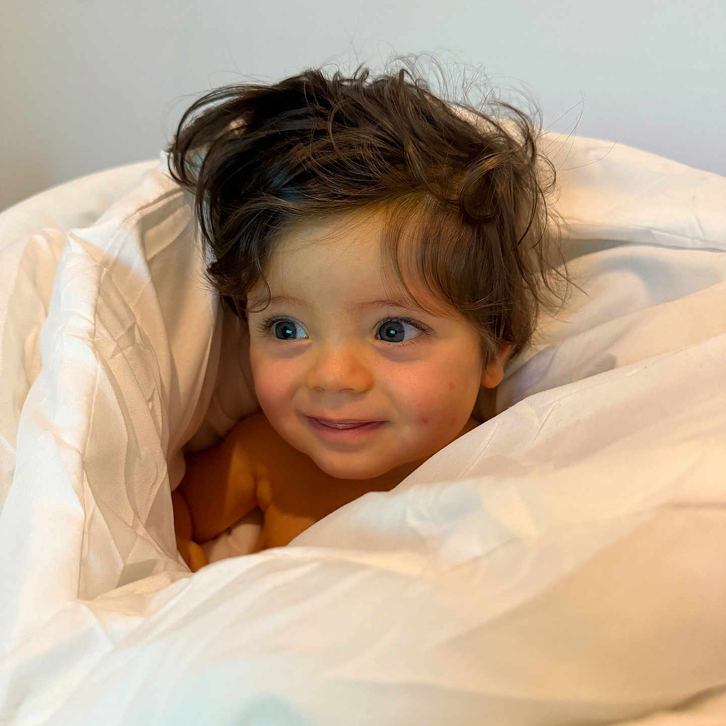 Aaron a rejoint le concours — aidez-le/la à gagner de superbes lots ! baby, blanket, blue_eyes, child, comfort, cozy, cute, expression, face, hair, indoors, portrait, skin, smile, soft, toddler, warmth, white, wrapped, young_child