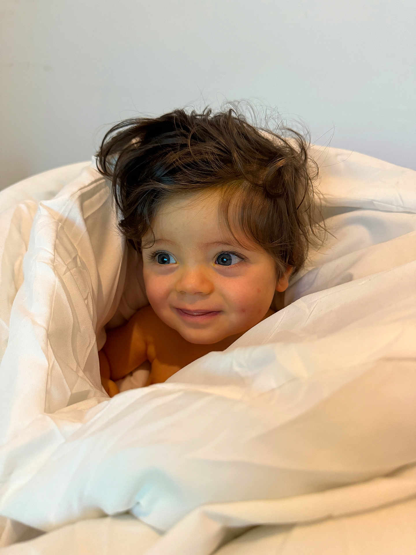 Aaron a rejoint le concours — aidez-le/la à gagner de superbes lots ! toddler, child, blanket, white, smile, face, hair, blue_eyes, skin, indoors, portrait, cute, cozy, expression, baby, young_child, comfort, warmth, wrapped, soft