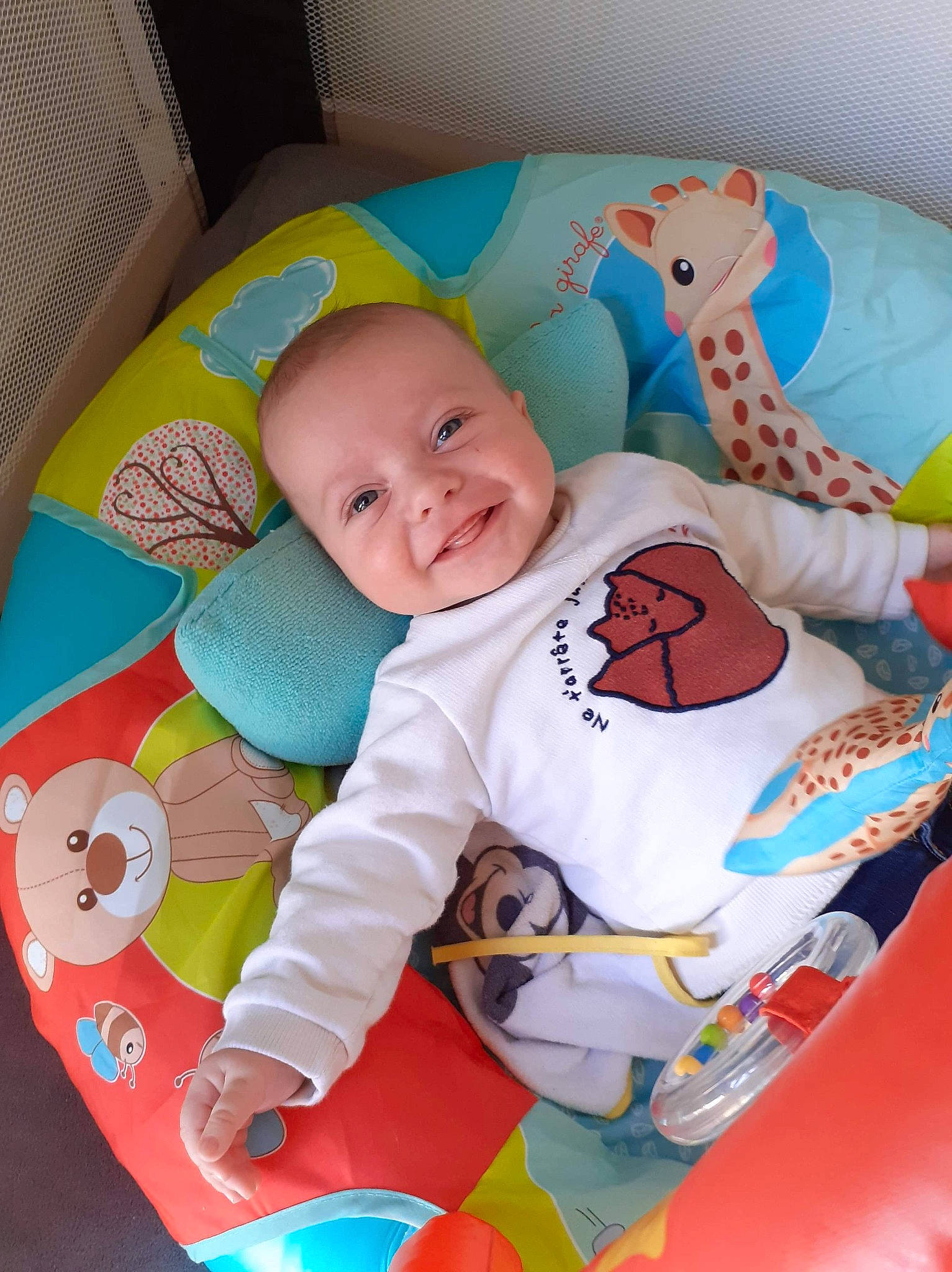 Élio a rejoint le concours — aidez-le/la à gagner de superbes lots ! baby, baby_products, baby_safety, baby_sleeping, baby_toddler_clothing, baby_toys, bedtime, cheek, child, comfort, happy, head, joy, linens, orange, person, play, product, room, sitting