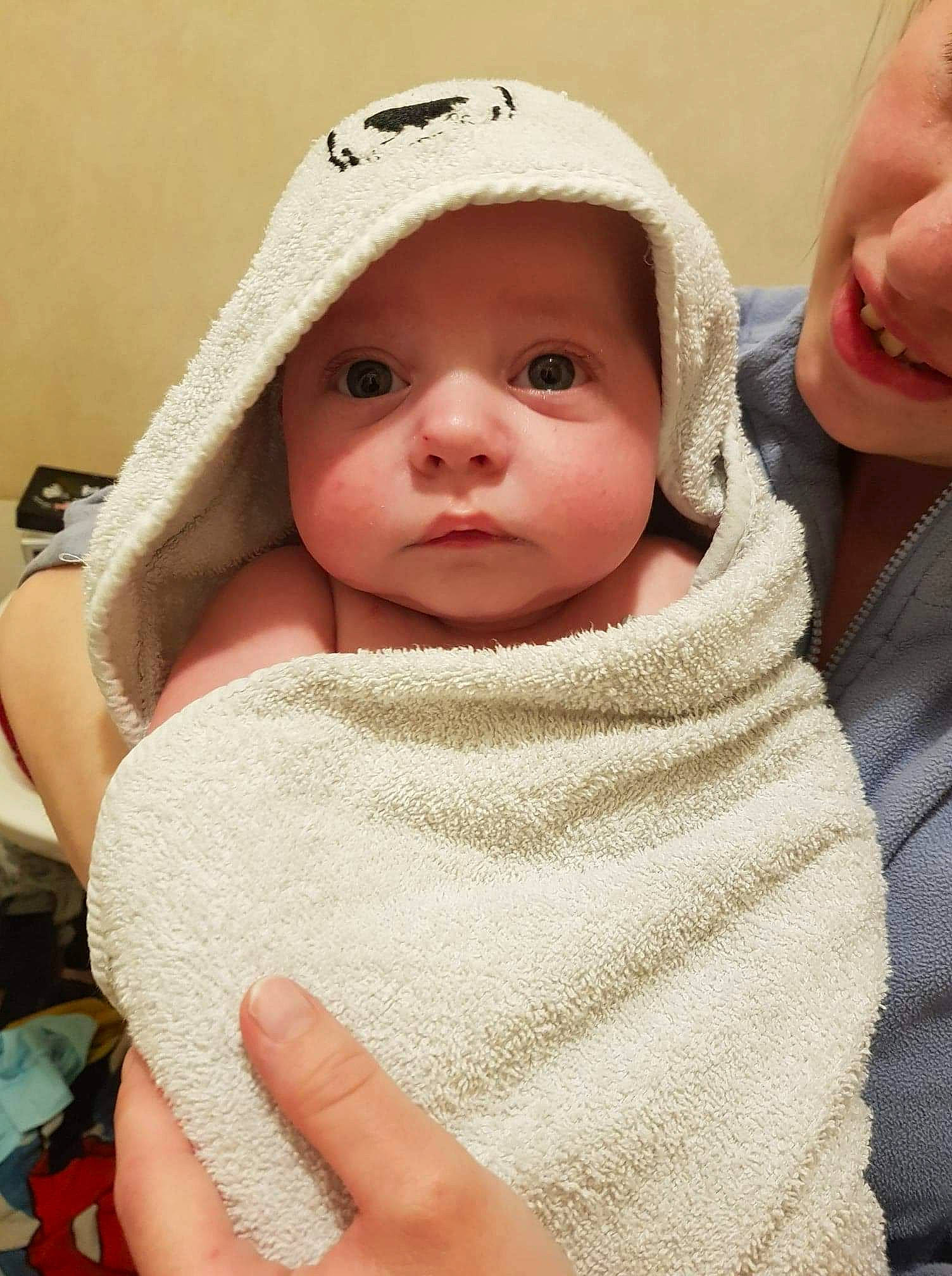 Élio participe au concours pour gagner de l'argent avec cette photo : baby, baby_toddler_clothing, cap, cheek, child, comfort, eyelash, face, fashion_accessory, finger, fun, gesture, happy, headwear, lip, nail, nose, person, skin, sleeve