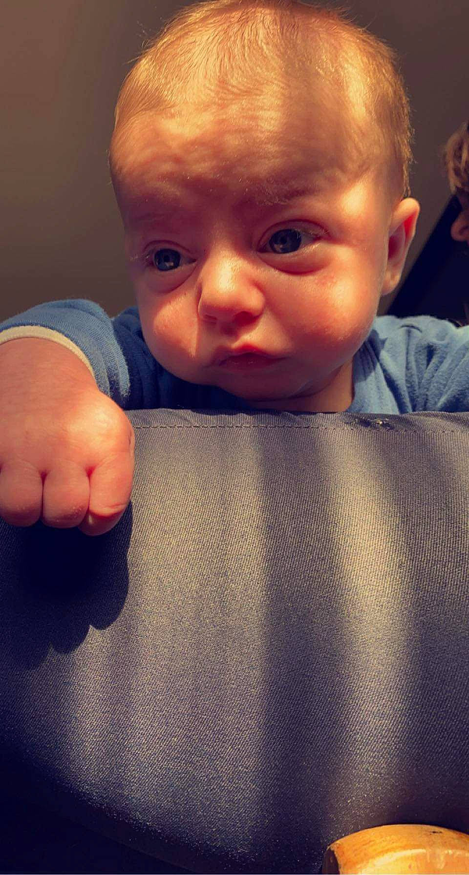 Élio participe au concours pour gagner de l'argent avec cette photo : arm, baby, baby_toddler_clothing, cheek, chin, cloud, comfort, cool, finger, flooring, gesture, light, mouth, neck, nose, person, skin, sleeve, thumb, tints_and_shades