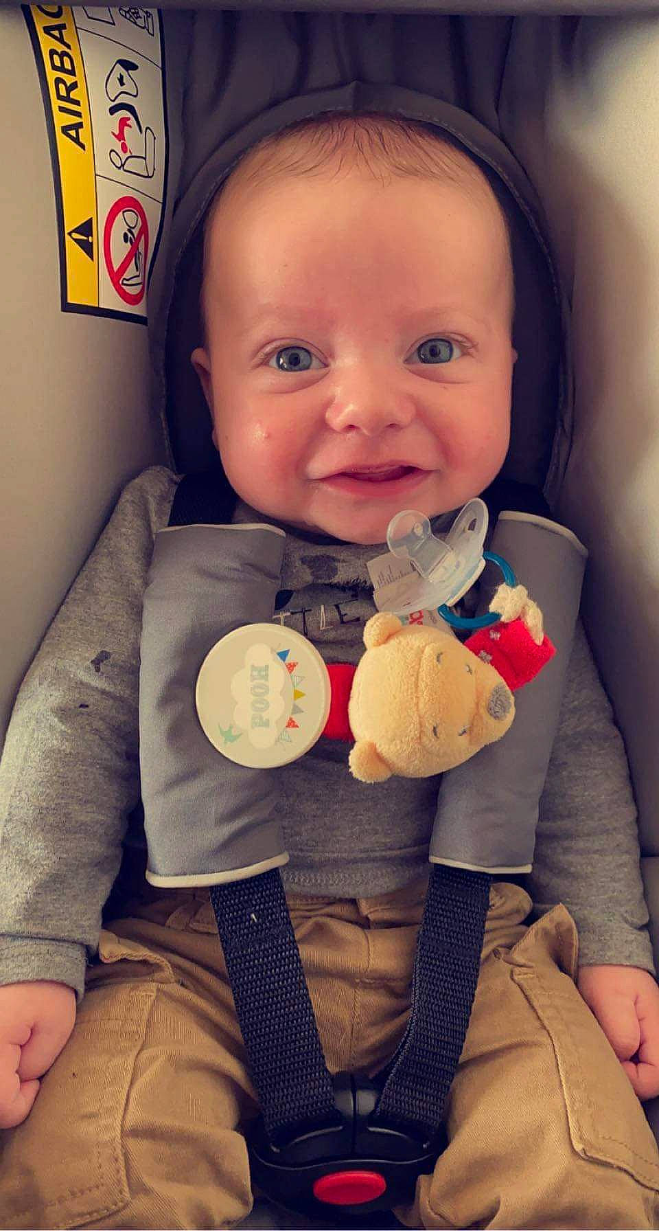 Élio a rejoint le concours — aidez-le/la à gagner de superbes lots ! baby, baby_in_car_seat, baby_toddler_clothing, cheek, child, comfort, cool, eye, face, facial_expression, happy, head, human_body, lip, mouth, nose, person, skin, sleeve, smile