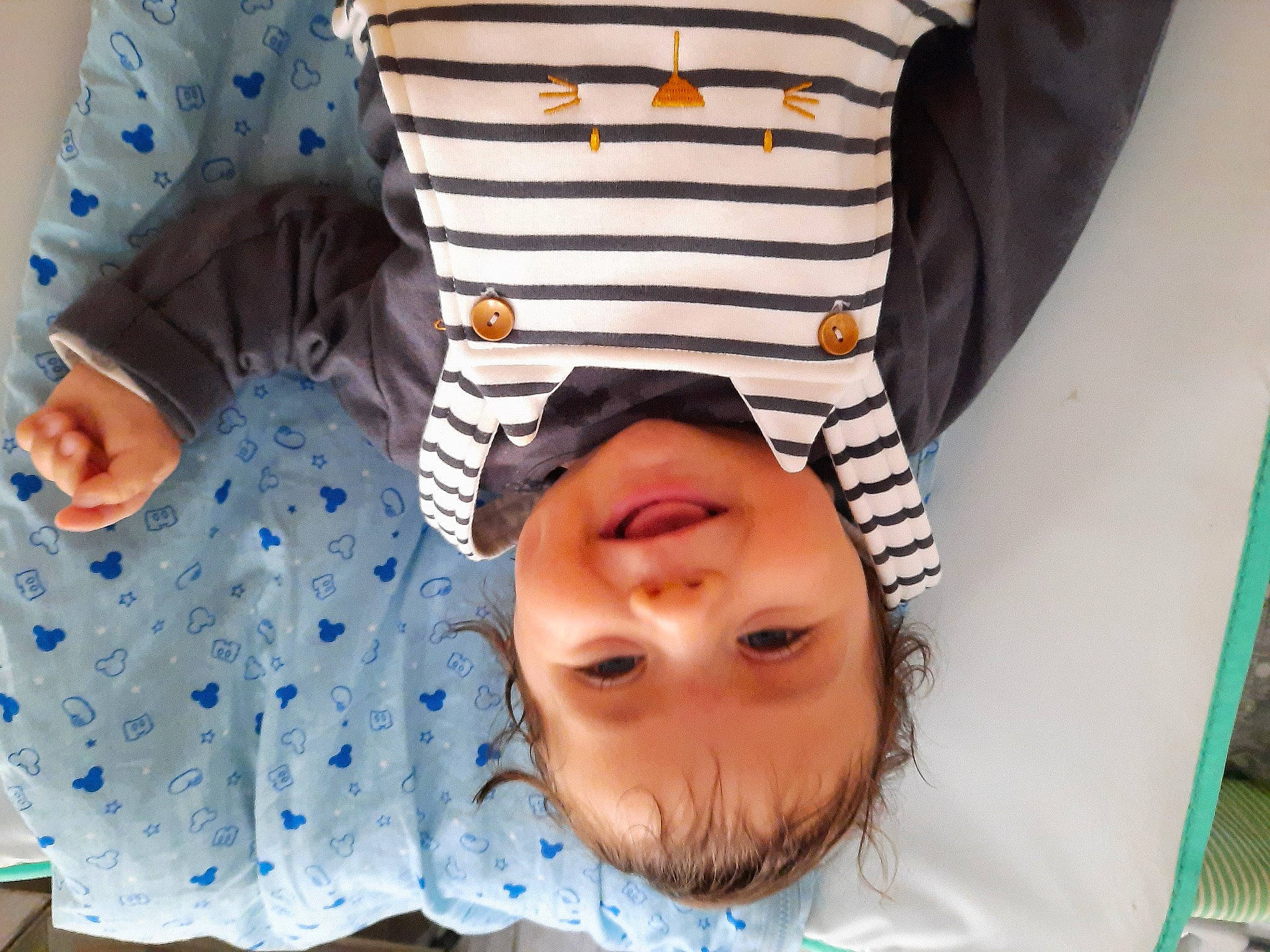 Mattéo a rejoint le concours — aidez-le/la à gagner de superbes lots ! child, comfort, eyelash, eyewear, facial_expression, fun, happy, joy, leisure, linens, pattern, person, photograph, photography, room, sleeve, textile, toddler, white