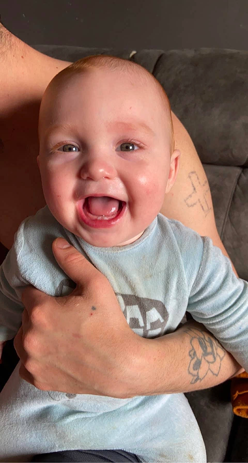 Celyan a rejoint le concours — aidez-le/la à gagner de superbes lots ! baby, cheek, comfort, eyebrow, finger, gesture, hairstyle, hand, happy, iris, lip, mouth, muscle, neck, nose, person, skin, sleeve, smile, toddler