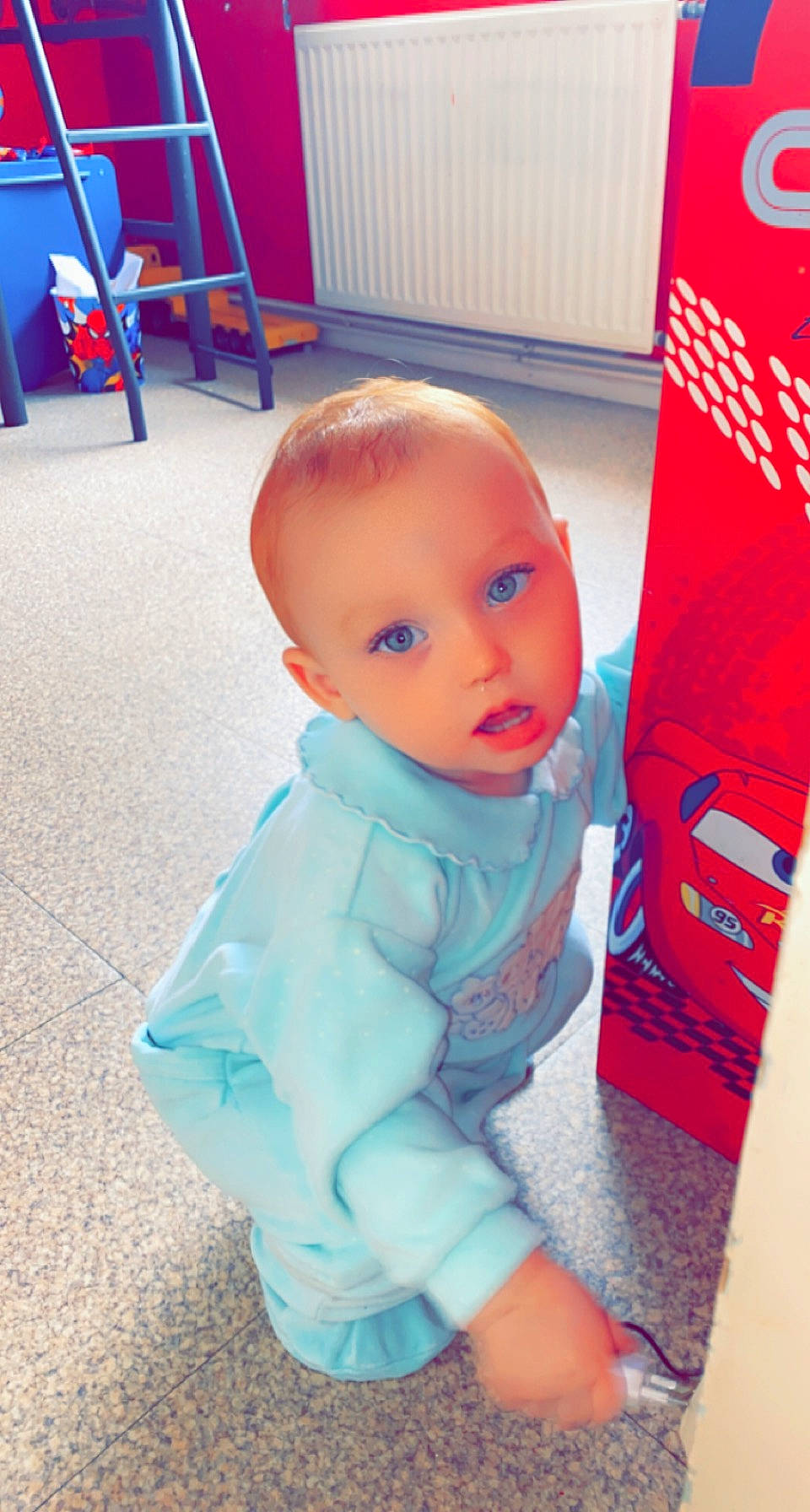 Celyan a rejoint le concours — aidez-le/la à gagner de superbes lots ! baby, baby_toddler_clothing, blue, chair, cheek, child, electric_blue, floor, flooring, fun, logo, person, plastic, play, room, sitting, sleeve, t_shirt, toddler