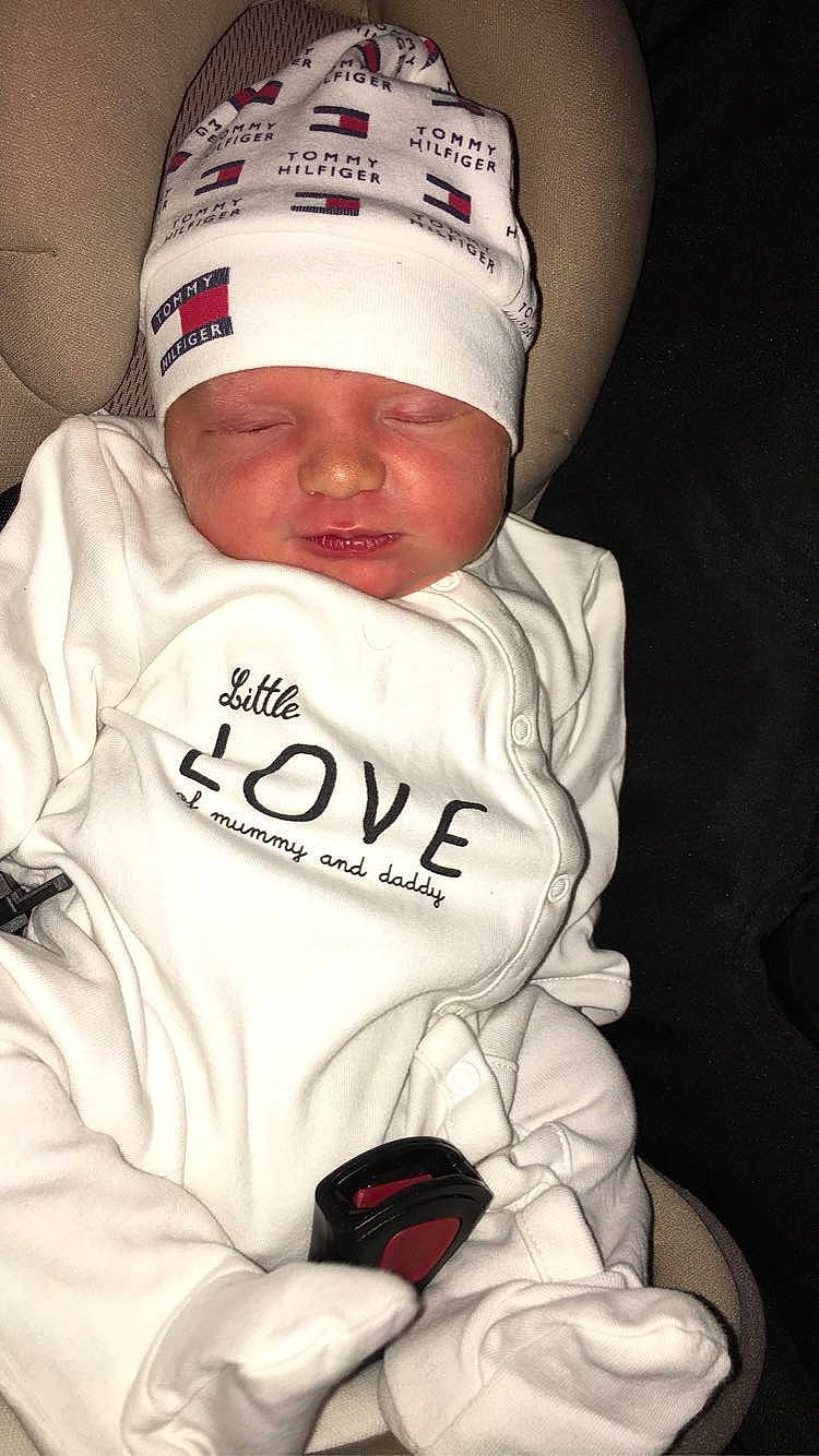 Celyan a rejoint le concours — aidez-le/la à gagner de superbes lots ! baby, baby_toddler_clothing, baseball_cap, cap, carmine, cheek, child, comfort, cool, headgear, headwear, hoodie, linens, mouth, person, sitting, sleeve, t_shirt, toddler, white