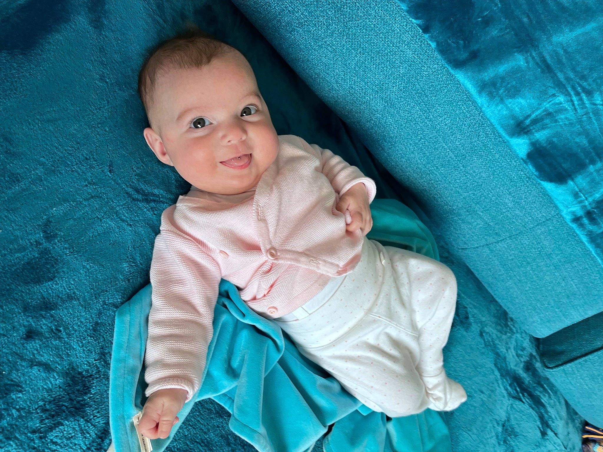 Gabriella a rejoint le concours — aidez-le/la à gagner de superbes lots ! aqua, azure, baby, baby_toddler_clothing, cheek, comfort, cool, eye, hairstyle, iris, joy, outerwear, people, person, pink, product, purple, skin, sleeve, smile