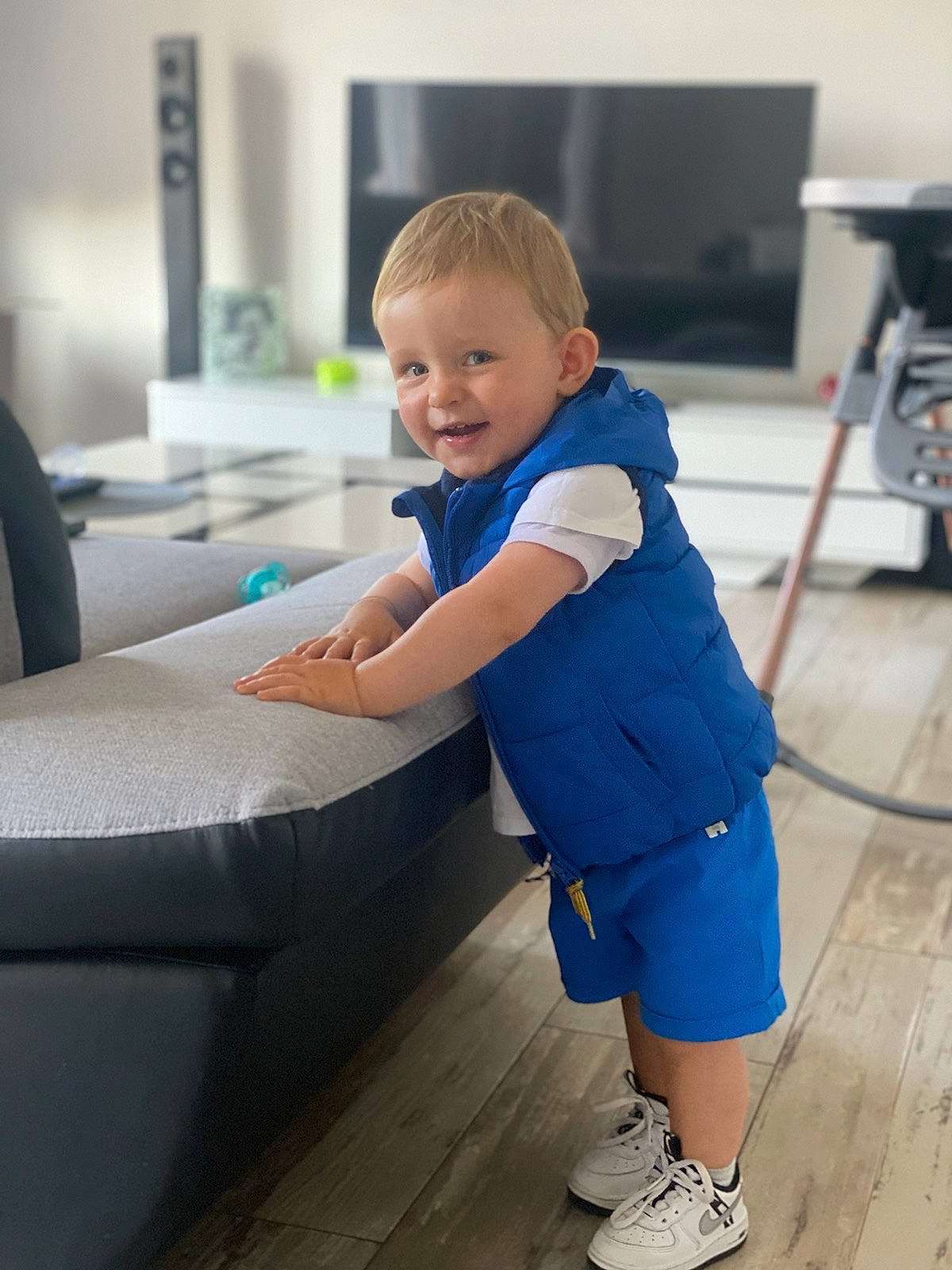 ézio a rejoint le concours — aidez-le/la à gagner de superbes lots ! baby, baby_toddler_clothing, child, electric_blue, floor, flooring, fun, happy, human_leg, knee, leisure, person, product, recreation, sandal, shoulder, smile, standing, sweatpant, t_shirt