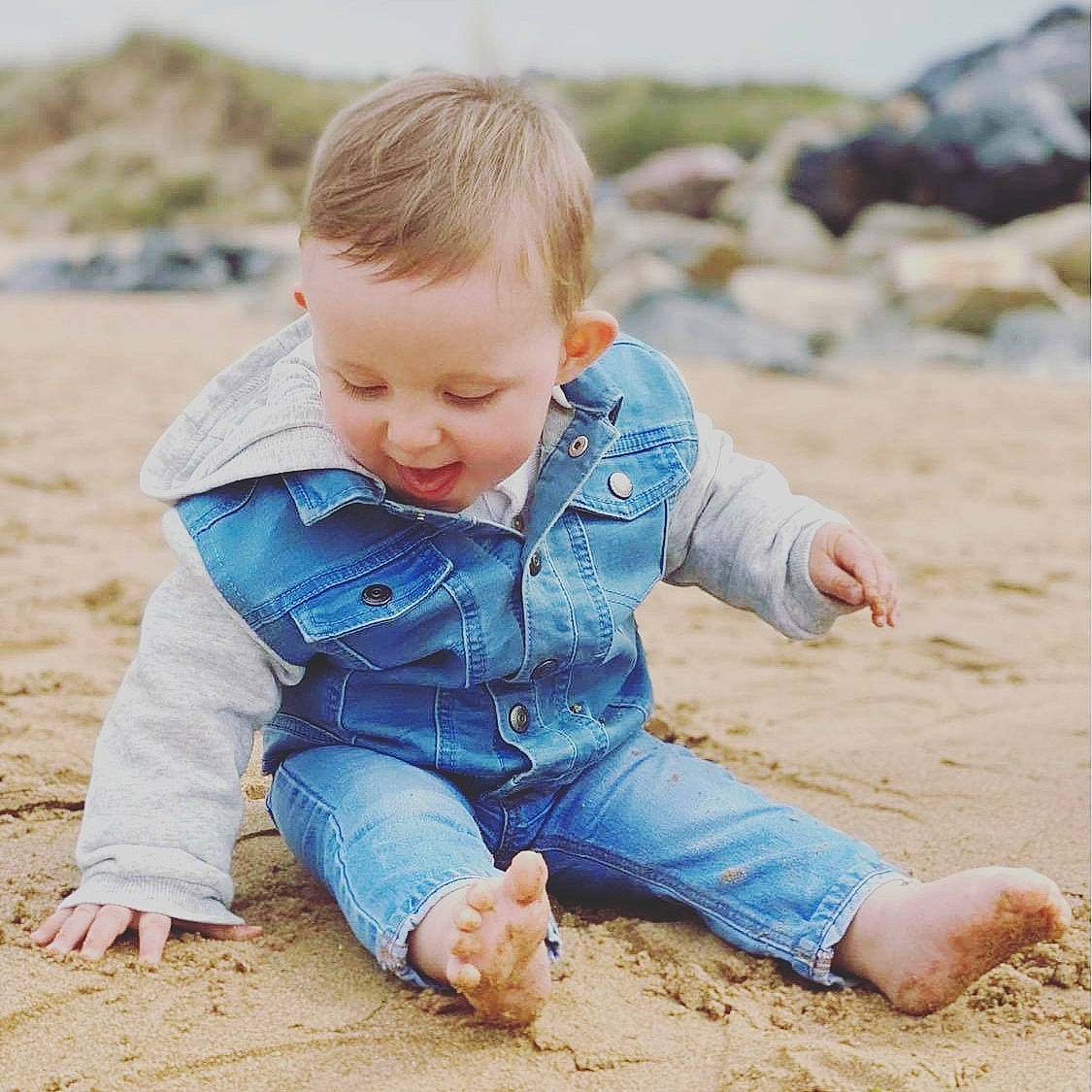 ézio a rejoint le concours — aidez-le/la à gagner de superbes lots ! baby_toddler_clothing, beach, body_of_water, clothing, denim, facial_expression, fun, grass, happy, jeans, landscape, mammal, people_in_nature, person, photograph, sand, sleeve, summer, toddler, vertebrate
