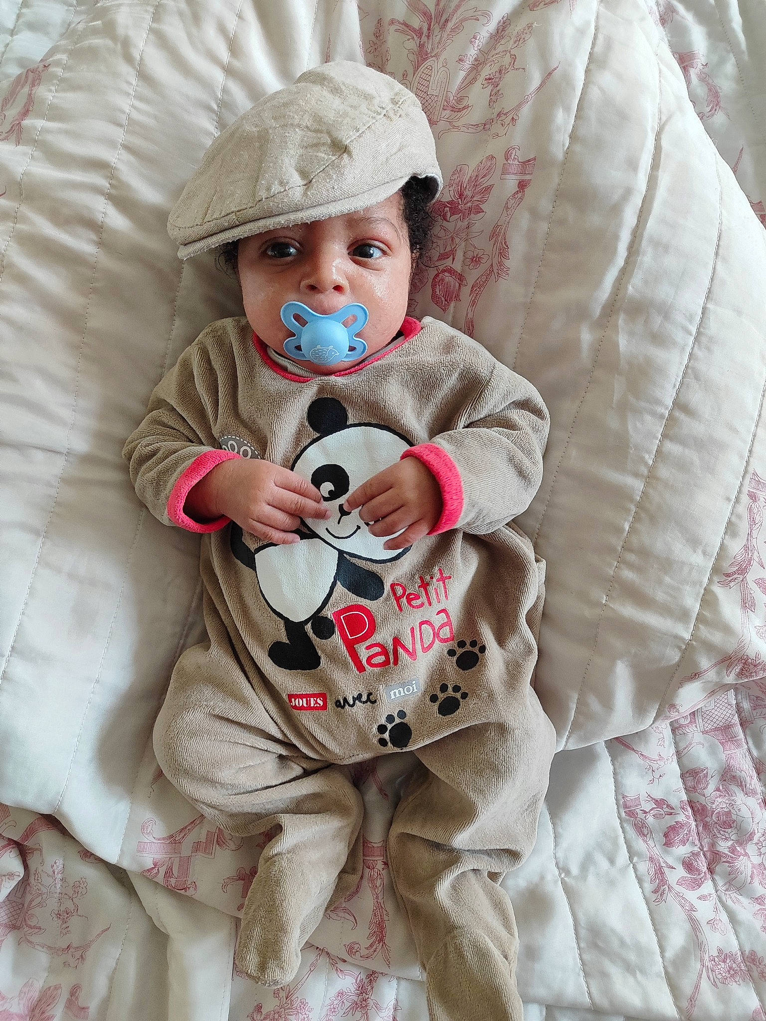 James-dylan a rejoint le concours — aidez-le/la à gagner de superbes lots ! baby, baby_products, baby_toddler_clothing, bedding, child, comfort, fur, happy, headwear, linens, outerwear, pattern, person, pink, product, skin, sleeve, stuffed_toy, t_shirt, textile