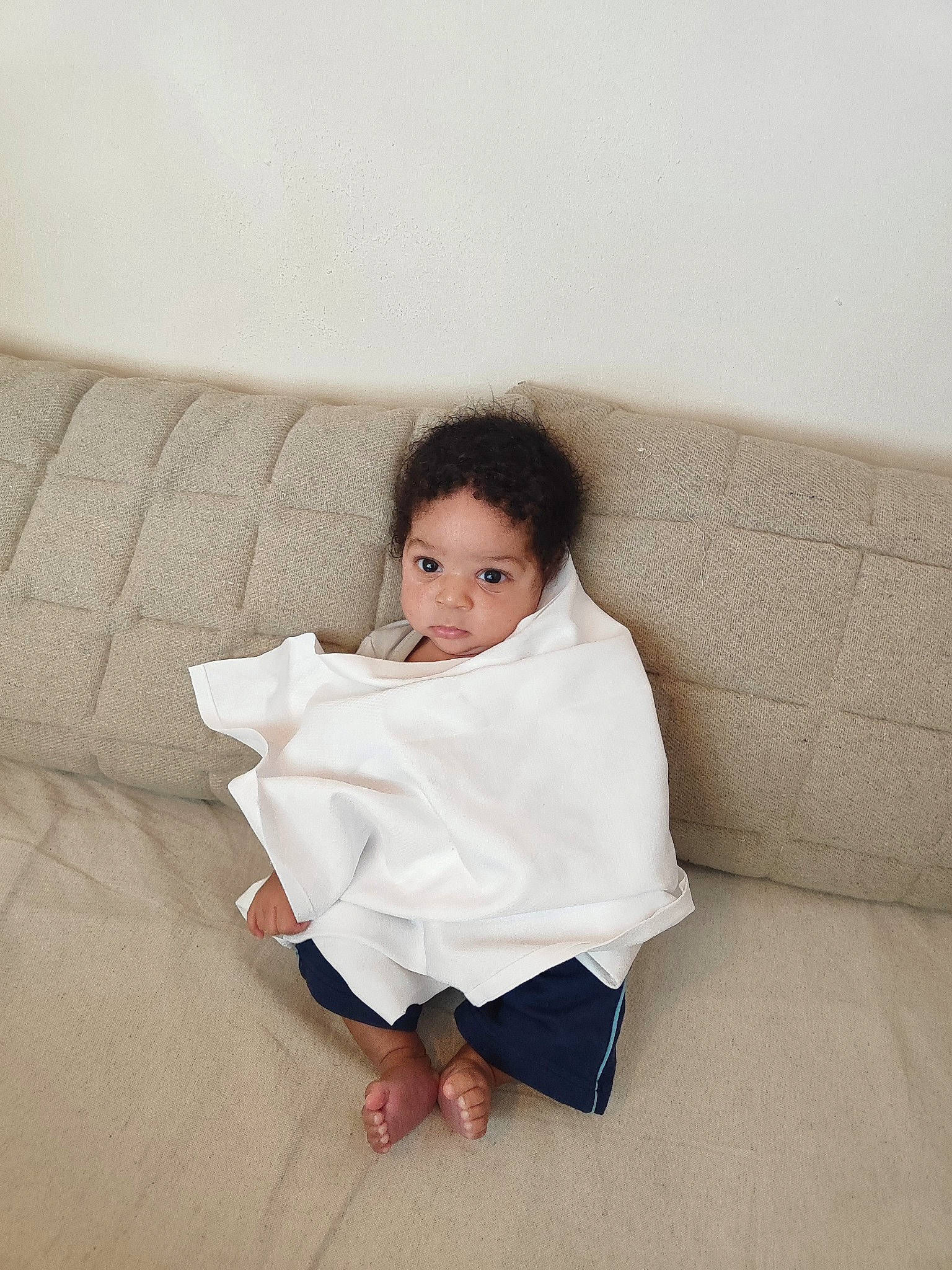 James-dylan a rejoint le concours — aidez-le/la à gagner de superbes lots ! baby, baby_toddler_clothing, barefoot, collar, comfort, couch, elbow, flooring, foot, human_leg, linens, person, rectangle, room, sitting, sleeve, sofa_bed, studio_couch, textile, throw_pillow