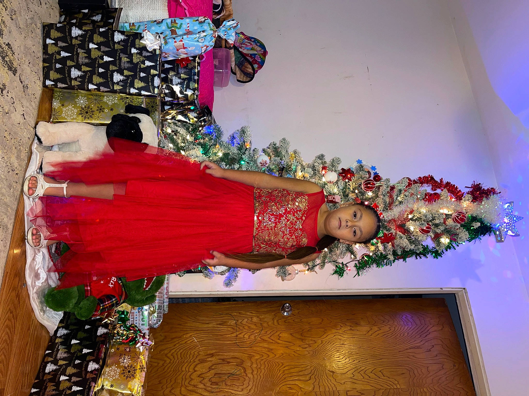 Yaritzel is registered to the contest to win money with this photo: art, decoration, embellishment, event, floral_design, floristry, flower, flower_arranging, fun, happy, person, plant, red, ritual, room, rose, smile, temple, tradition, tree