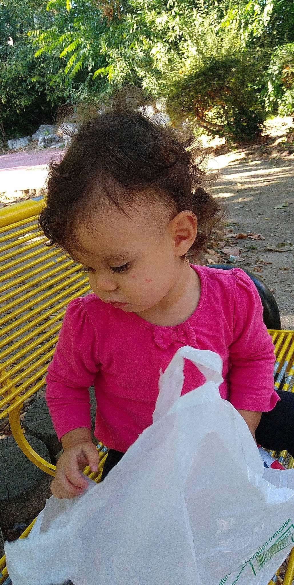 Inaya a rejoint le concours — aidez-le/la à gagner de superbes lots ! baby, baby_toddler_clothing, child, facial_expression, fun, grass, hairstyle, happy, leisure, people_in_nature, person, pink, plant, plastic_bag, recreation, sitting, skin, toddler, travel, tree