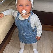 Saona a rejoint le concours — aidez-le/la à gagner de superbes lots ! toddler, child, pacifier, headband, bow, denim, overall, dress, socks, floor, wooden_floor, couch, living_room, indoor, furniture, person, cute, baby, standing, clothing