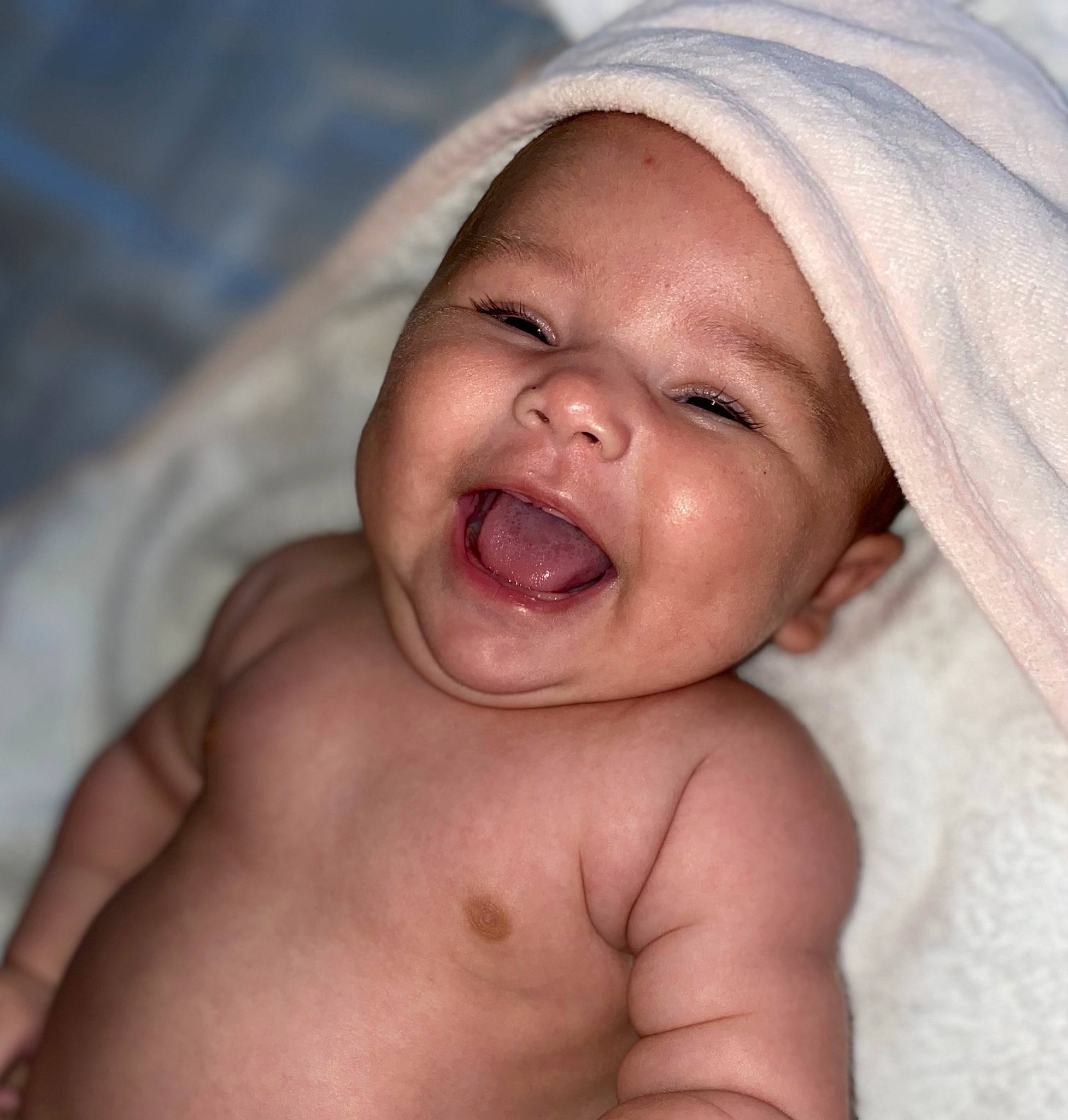 Syana a rejoint le concours — aidez-le/la à gagner de superbes lots ! baby, baby_making_funny_faces, beauty, cheek, close_up, comfort, eye, eyebrow, fun, gesture, happy, head, headwear, human_body, iris, lip, mouth, nose, person, skin