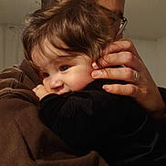 Talia a rejoint le concours — aidez-le/la à gagner de superbes lots ! adult, affection, brown_clothing, child, close_up, comfort, cozy, cuddle, curly_hair, face, family, glasses, hand, hug, indoor, love, person, portrait, skin, warmth