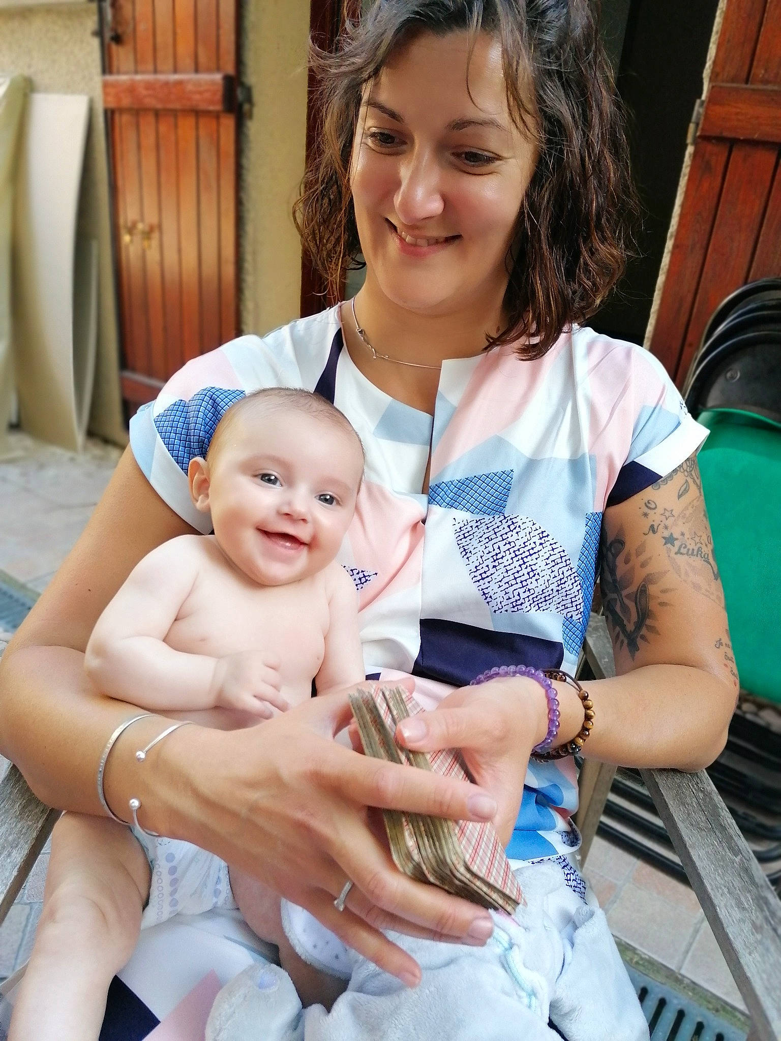 Joy a rejoint le concours — aidez-le/la à gagner de superbes lots ! baby, child, joy, person, sitting, smile, toddler