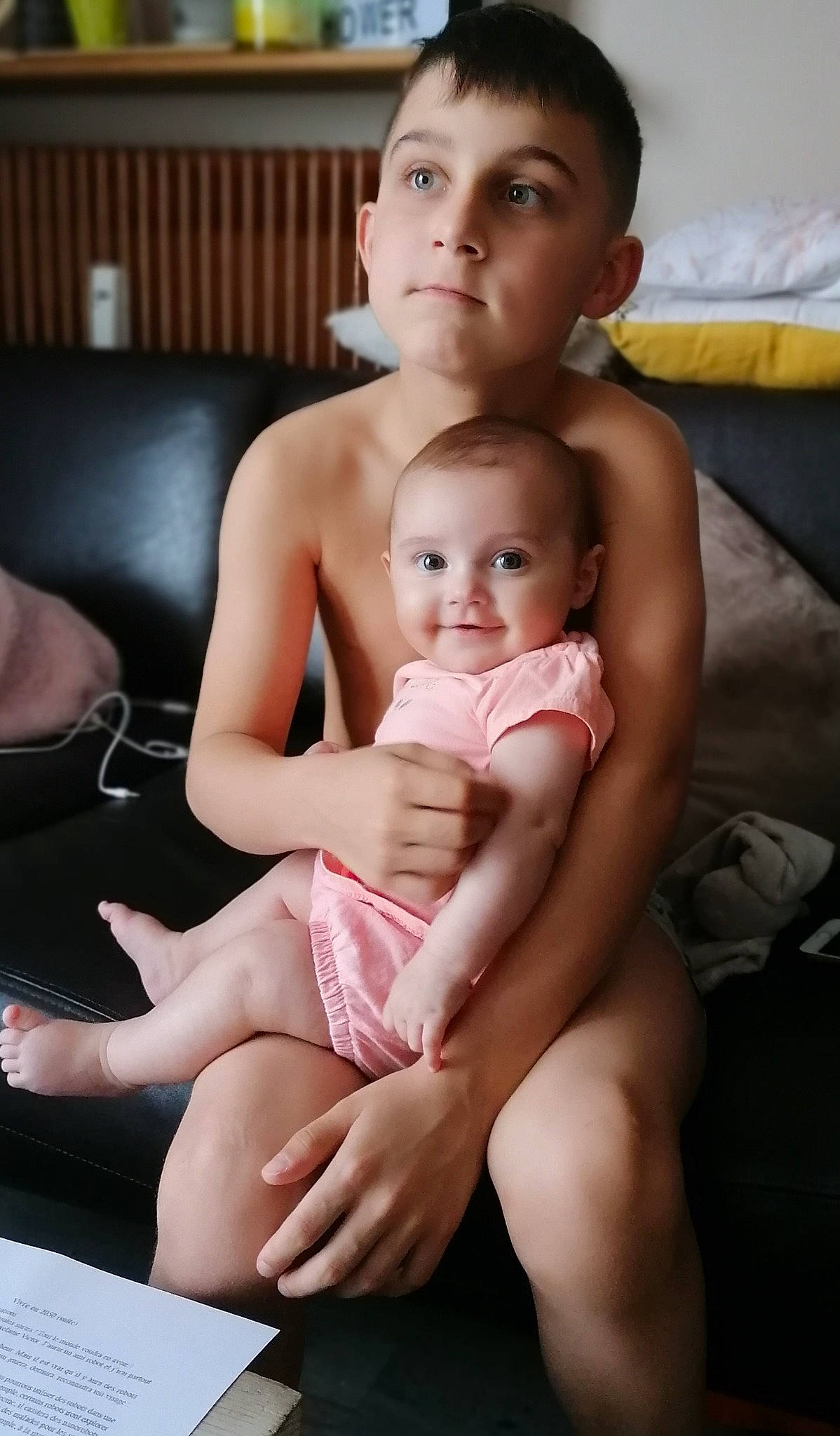 Joy a rejoint le concours — aidez-le/la à gagner de superbes lots ! arm, baby, barefoot, cheek, child, finger, foot, hand, human_body, joint, joy, leg, mouth, muscle, person, sitting, skin, sole, stomach, thigh