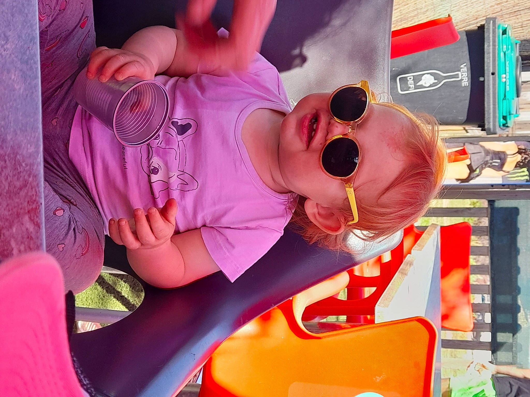 Mélina a rejoint le concours — aidez-le/la à gagner de superbes lots ! art, child, cool, event, eyewear, fun, glasses, goggles, happy, hat, leisure, magenta, mouth, person, personal_protective_equipment, pink, purple, sunglasses, textile, thigh