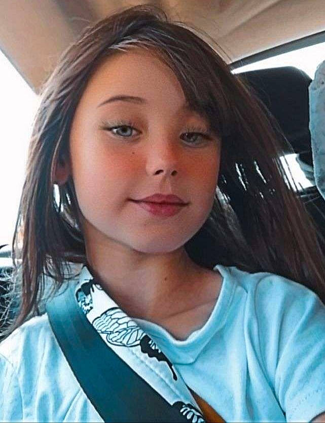 Taina a rejoint le concours — aidez-le/la à gagner de superbes lots ! black_hair, cheek, chin, cool, electric_blue, eye, eyebrow, eyelash, forehead, fun, hair, hairstyle, jaw, layered_hair, lip, long_hair, mouth, nose, person, skin