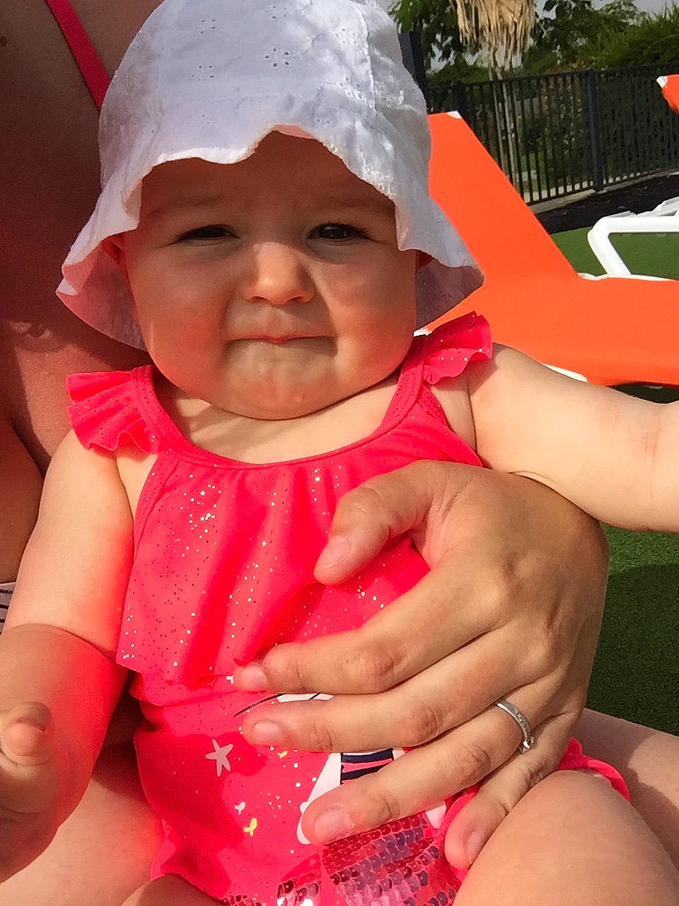 Elia a rejoint le concours — aidez-le/la à gagner de superbes lots ! baby, child, finger, hand, headwear, lip, nail, person, pink, skin, smile, thumb, toddler