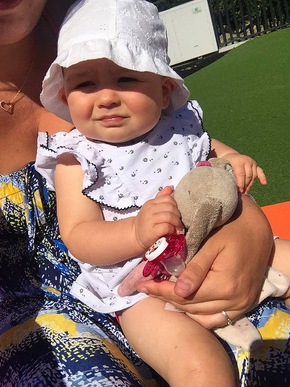 Elia a rejoint le concours — aidez-le/la à gagner de superbes lots ! arm, baby, child, finger, headwear, lap, leg, person, sitting, toddler