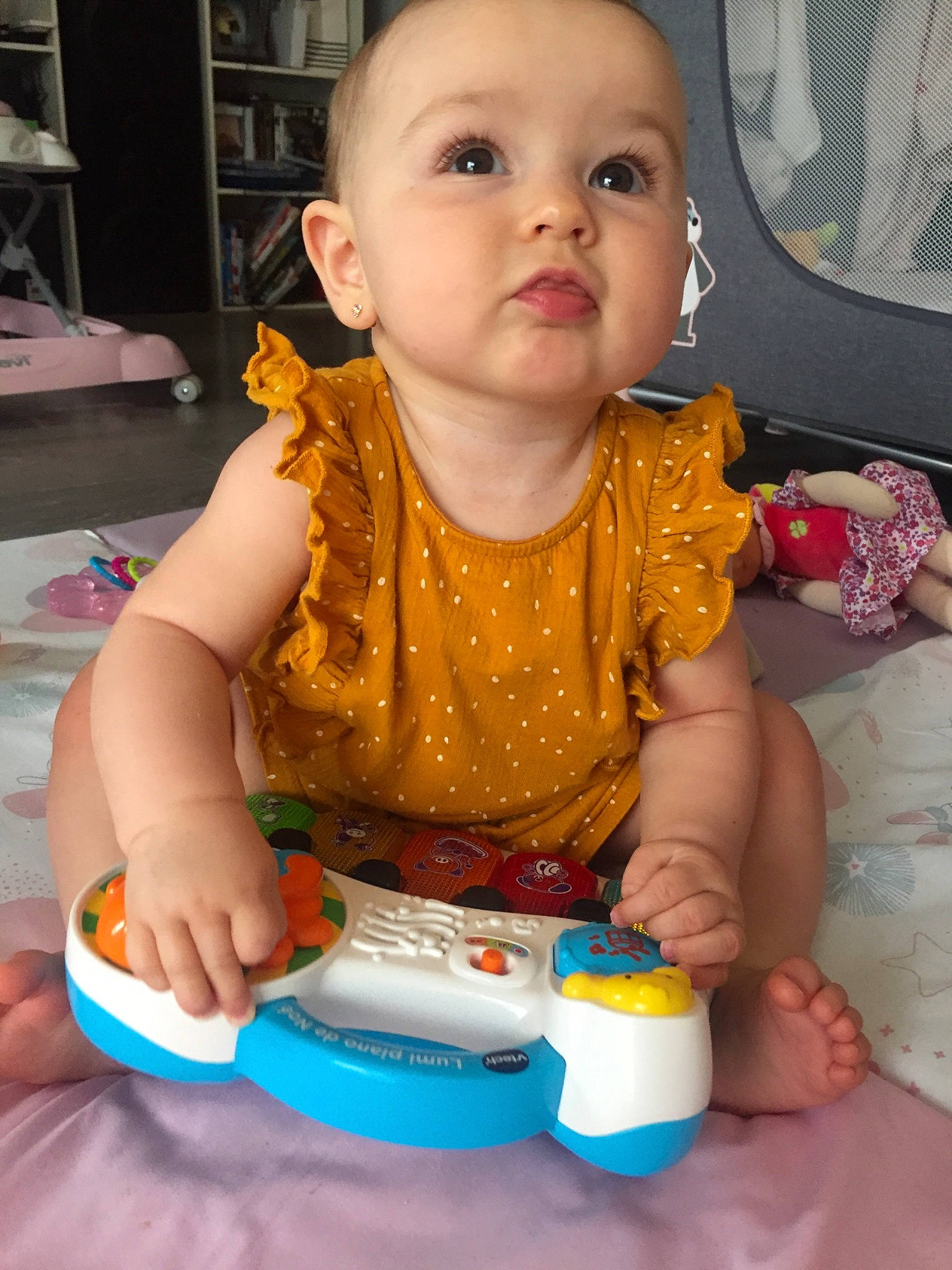 Elia a rejoint le concours — aidez-le/la à gagner de superbes lots ! baby, child, person, play, sitting, skin, toddler