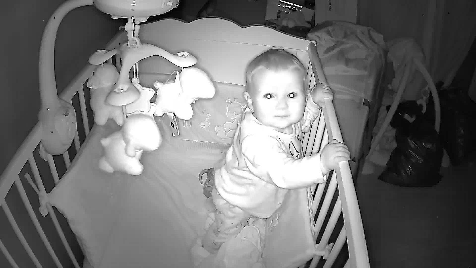 Elia a rejoint le concours — aidez-le/la à gagner de superbes lots ! baby, black, black_and_white, child, eye, fun, head, iris, lampshade, lighting_accessory, monochrome, monochrome_photography, people, person, photograph, photography, product, room, snapshot, toddler