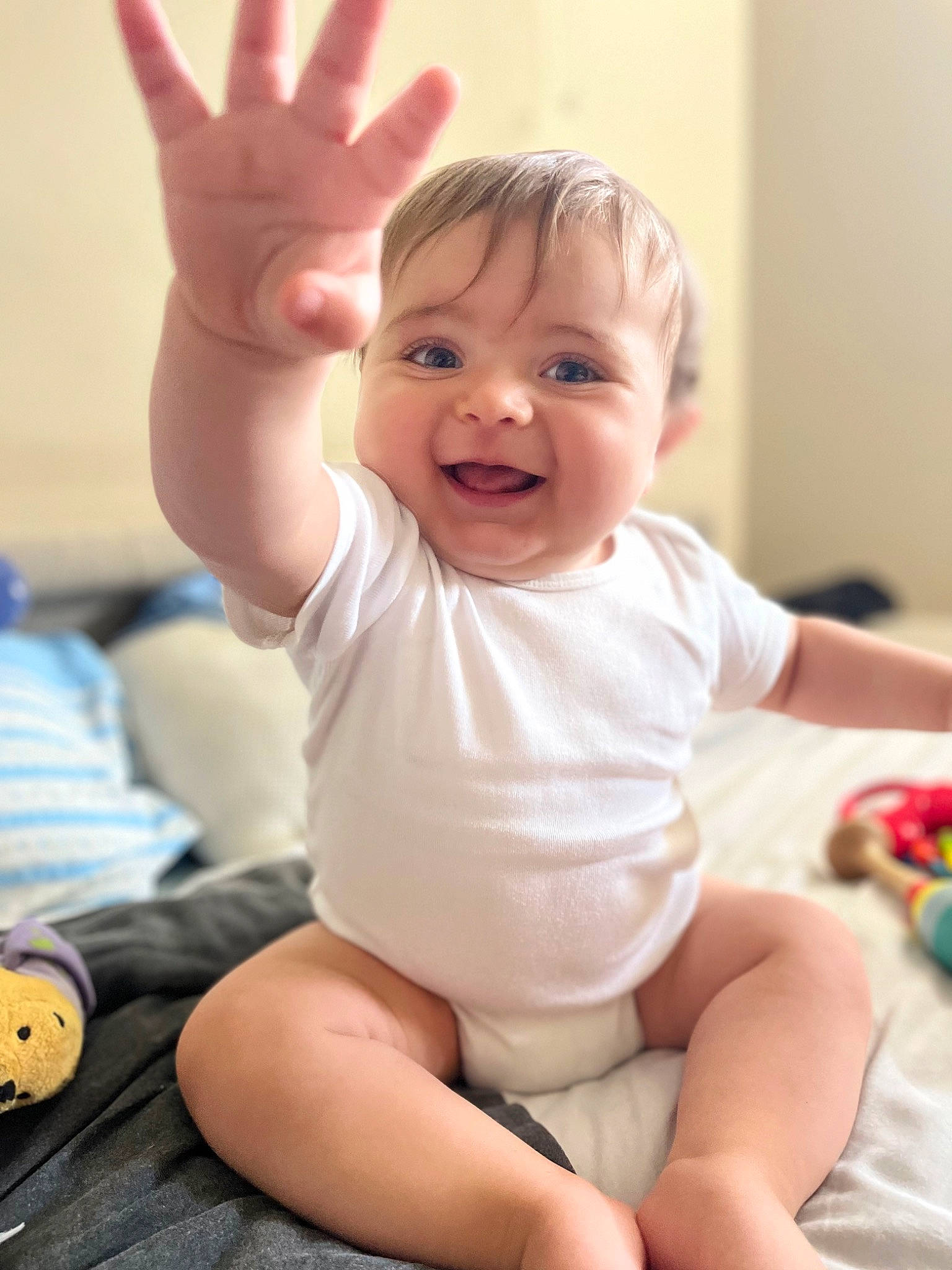 Dario participe au concours pour gagner de l'argent avec cette photo : arm, baby, baby_toddler_clothing, cheek, face, finger, gesture, hand, happy, head, human_body, joint, joy, mouth, muscle, nose, person, skin, smile, standing