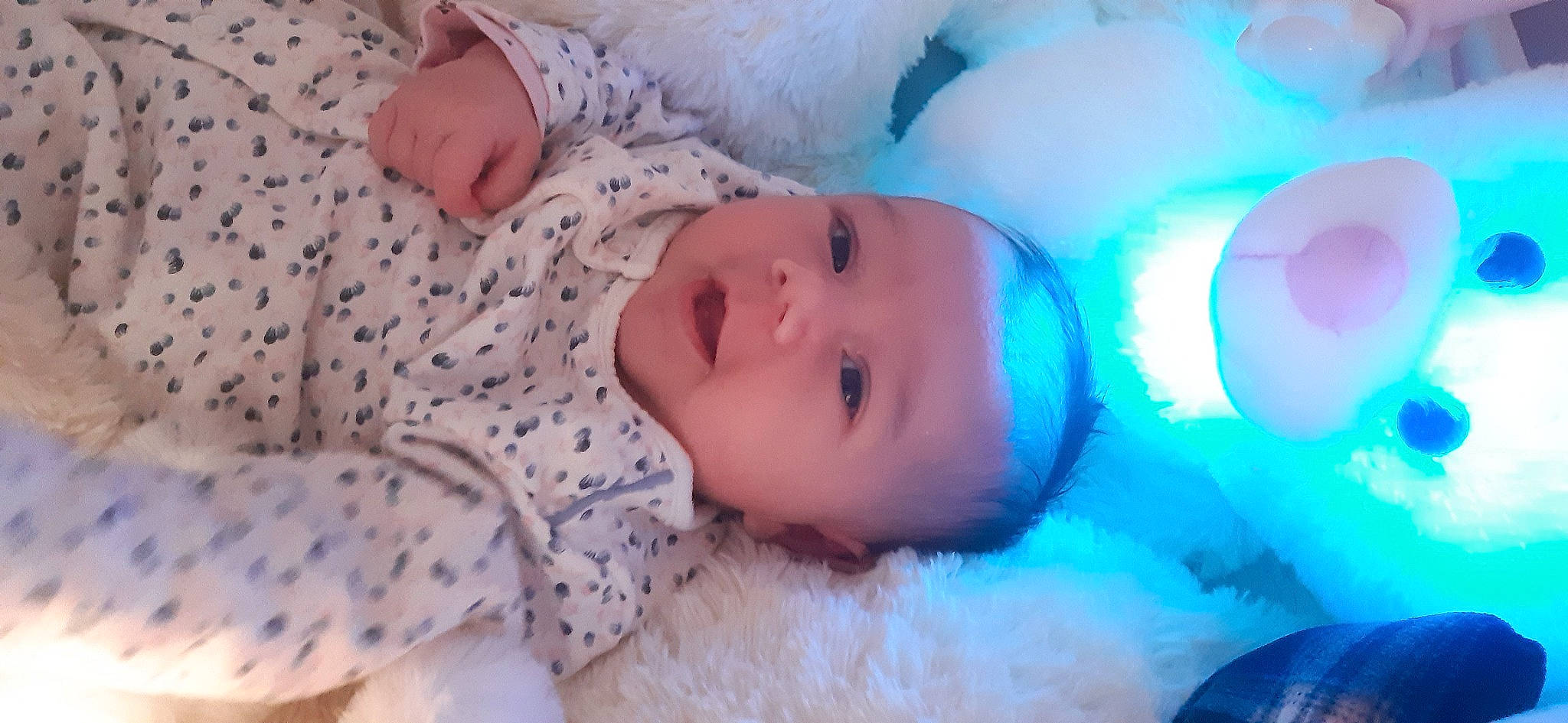 Emma a rejoint le concours — aidez-le/la à gagner de superbes lots ! baby, baby_toddler_clothing, cheek, child, comfort, electric_blue, eye, eyelash, fur, happy, head, iris, linens, nose, pattern, person, pink, room, skin, textile