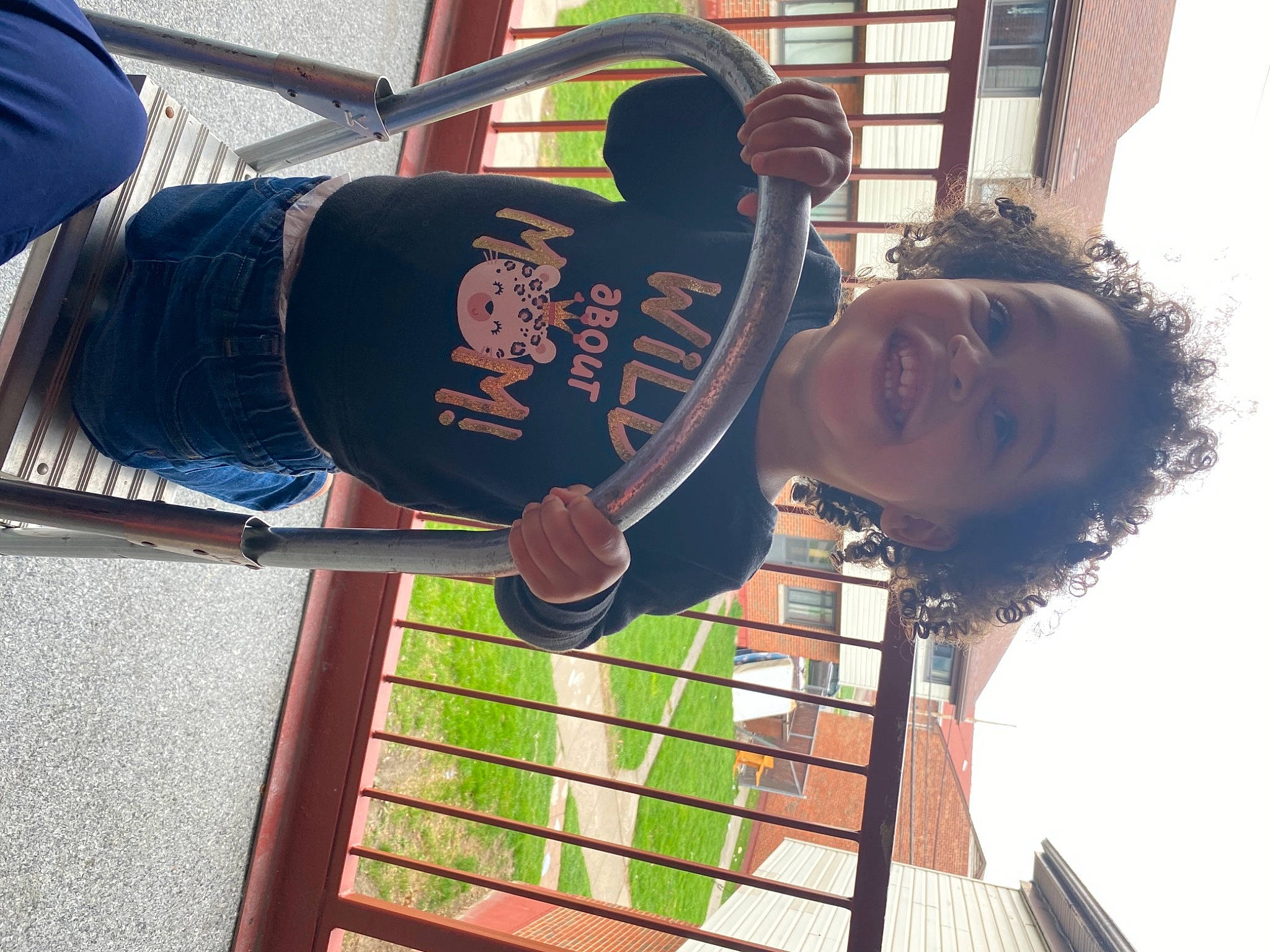 Ayva is registered to the contest to win money with this photo: black, cool, elbow, eyewear, fun, happy, hat, headgear, human_leg, joy, leisure, light, metal, person, sleeve, smile, t_shirt, travel, tree, window